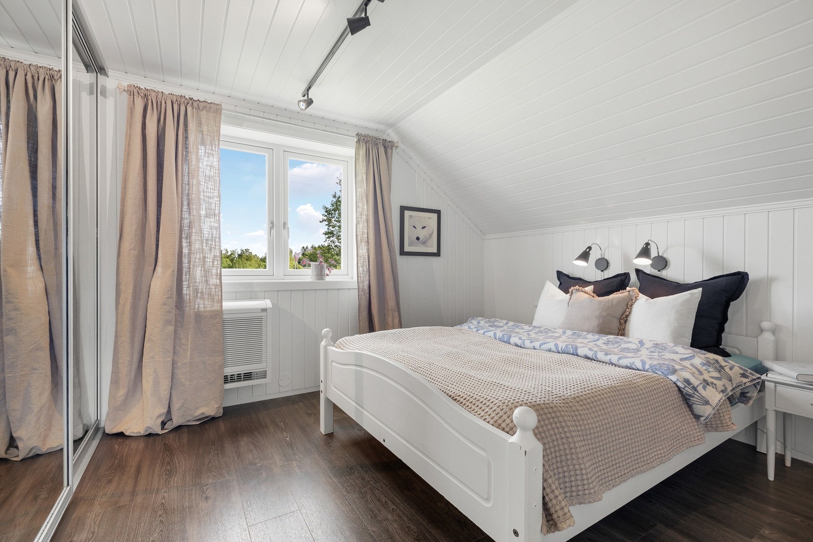 Hovedsoverom med god plass til dobbeltseng og garderobe. Galleribilde