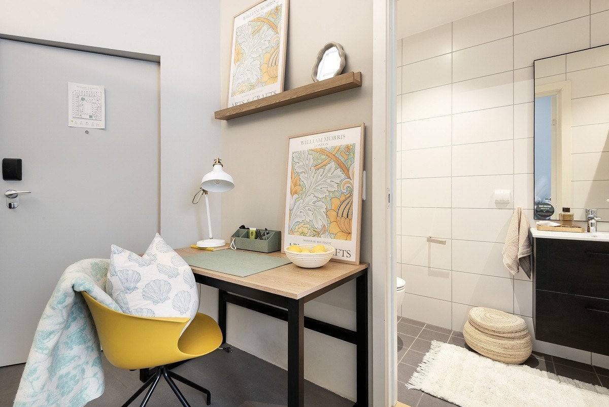 Dette er vår mest funksjonelle studio-leilighet. Her bor du smart med plassbygd seng, kjøkken og et moderne bad. Rommet har god oppbevaringsplass, skap, skuffer og hyller. Galleribilde