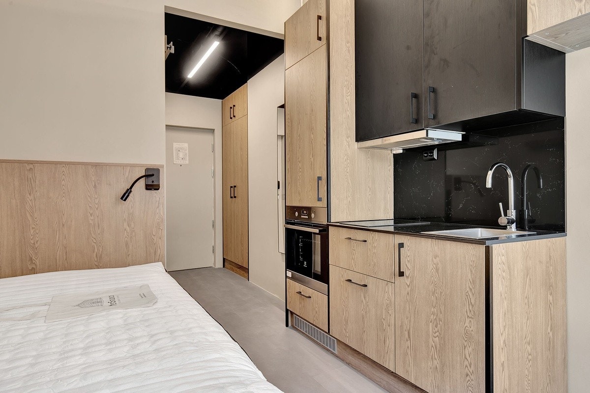Dette er vår mest funksjonelle studio-leilighet. Her bor du smart med plassbygd seng, kjøkken og et moderne bad. Rommet har god oppbevaringsplass, skap, skuffer og hyller. Galleribilde