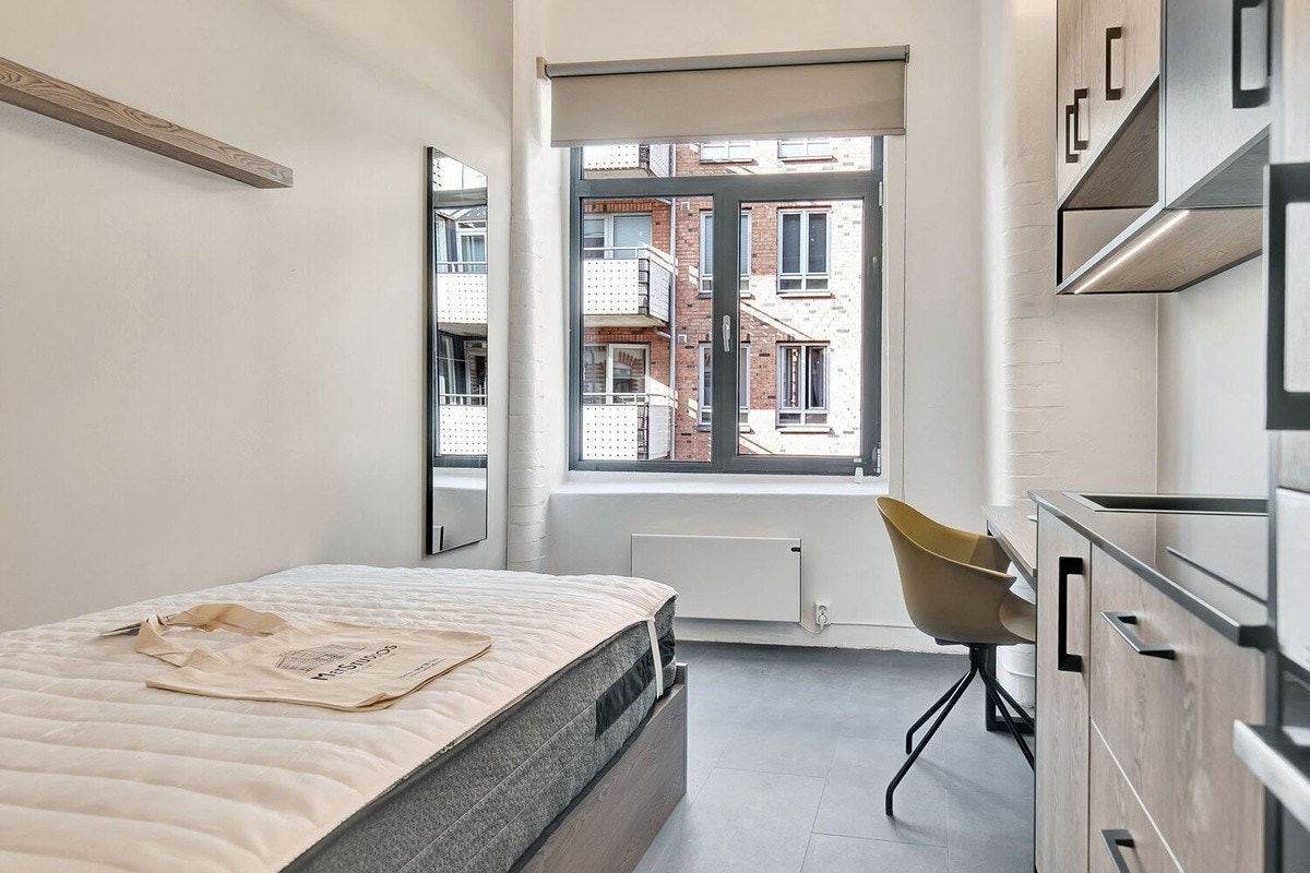 Dette er vår mest funksjonelle studio-leilighet. Her bor du smart med plassbygd seng, kjøkken og et moderne bad. Rommet har god oppbevaringsplass, skap, skuffer og hyller. Galleribilde