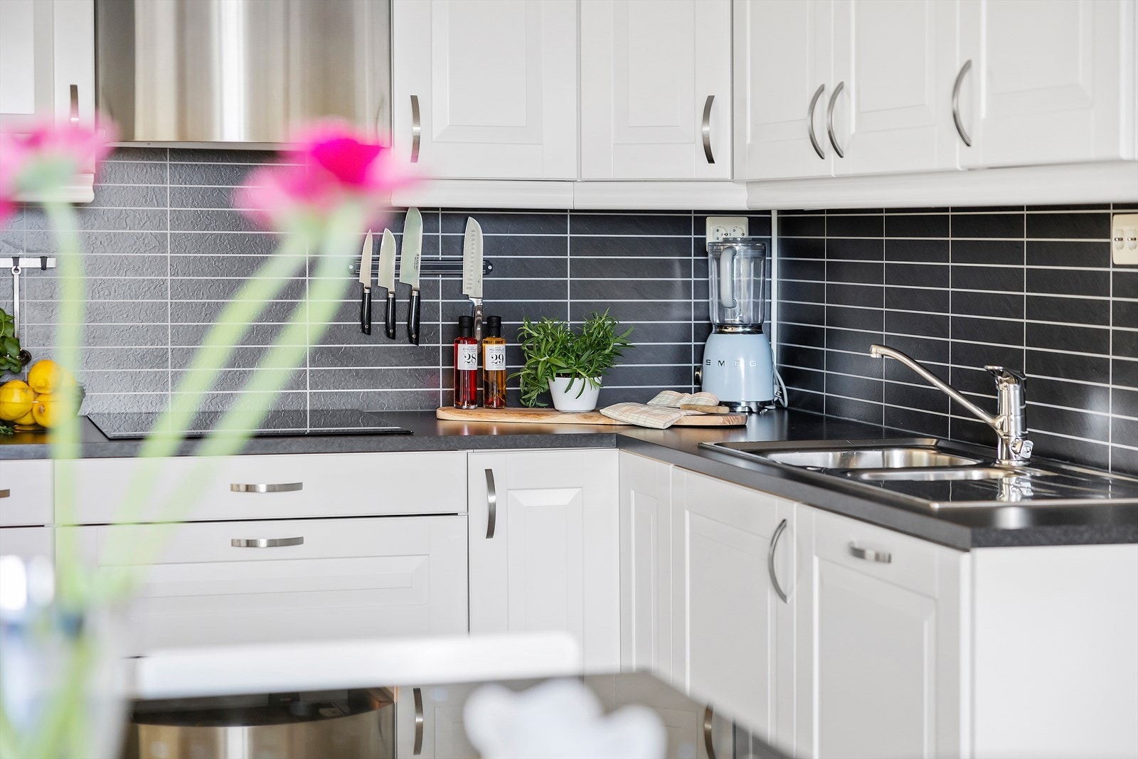 Mellom benkeplate og overskap er det valgt stilrene våtromsplater som gir et moderne uttrykk. Galleribilde