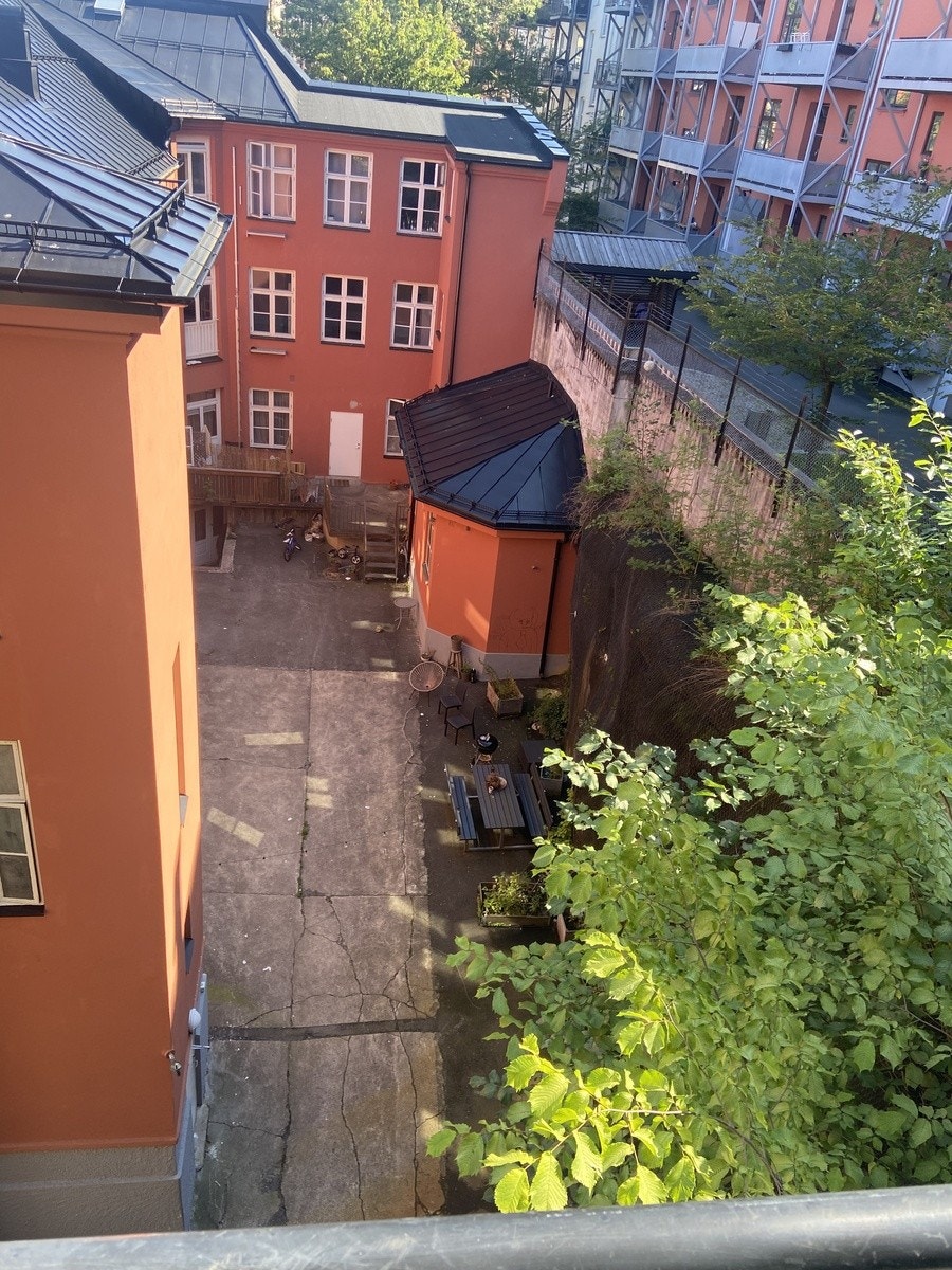 Utsikt fra tekterasse mot bakgård Galleribilde