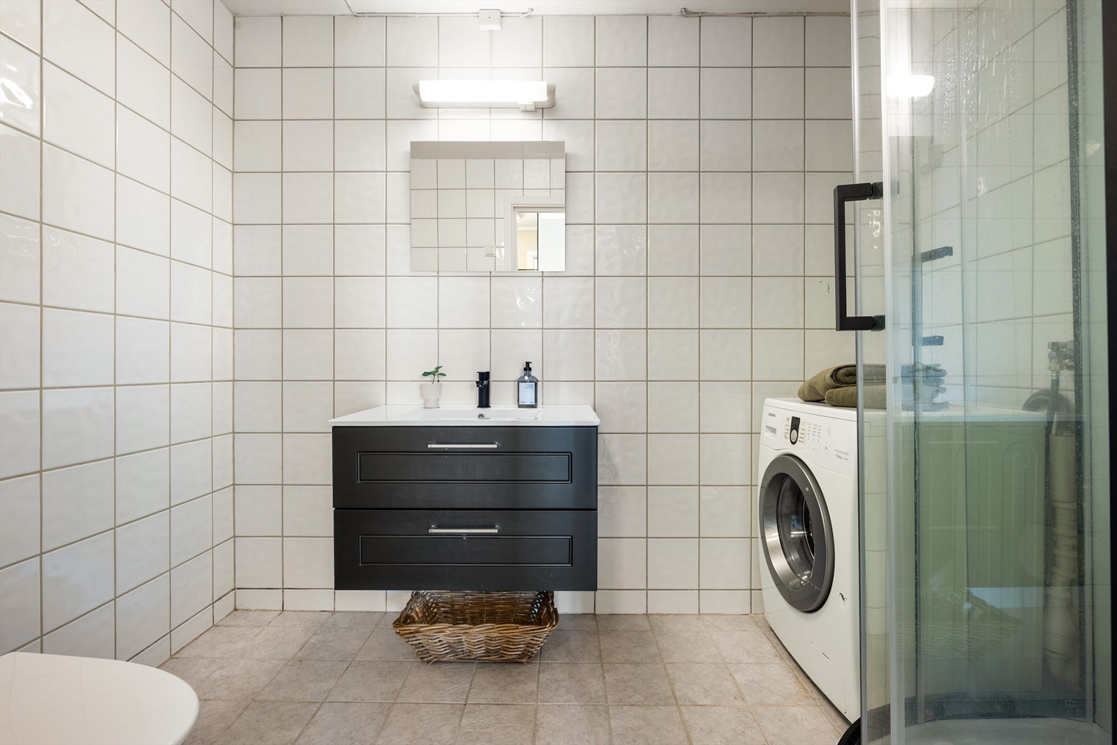 Videre har badet dusjkabinett og toalett. Rommet har opplegg for vaskemaskin. Galleribilde