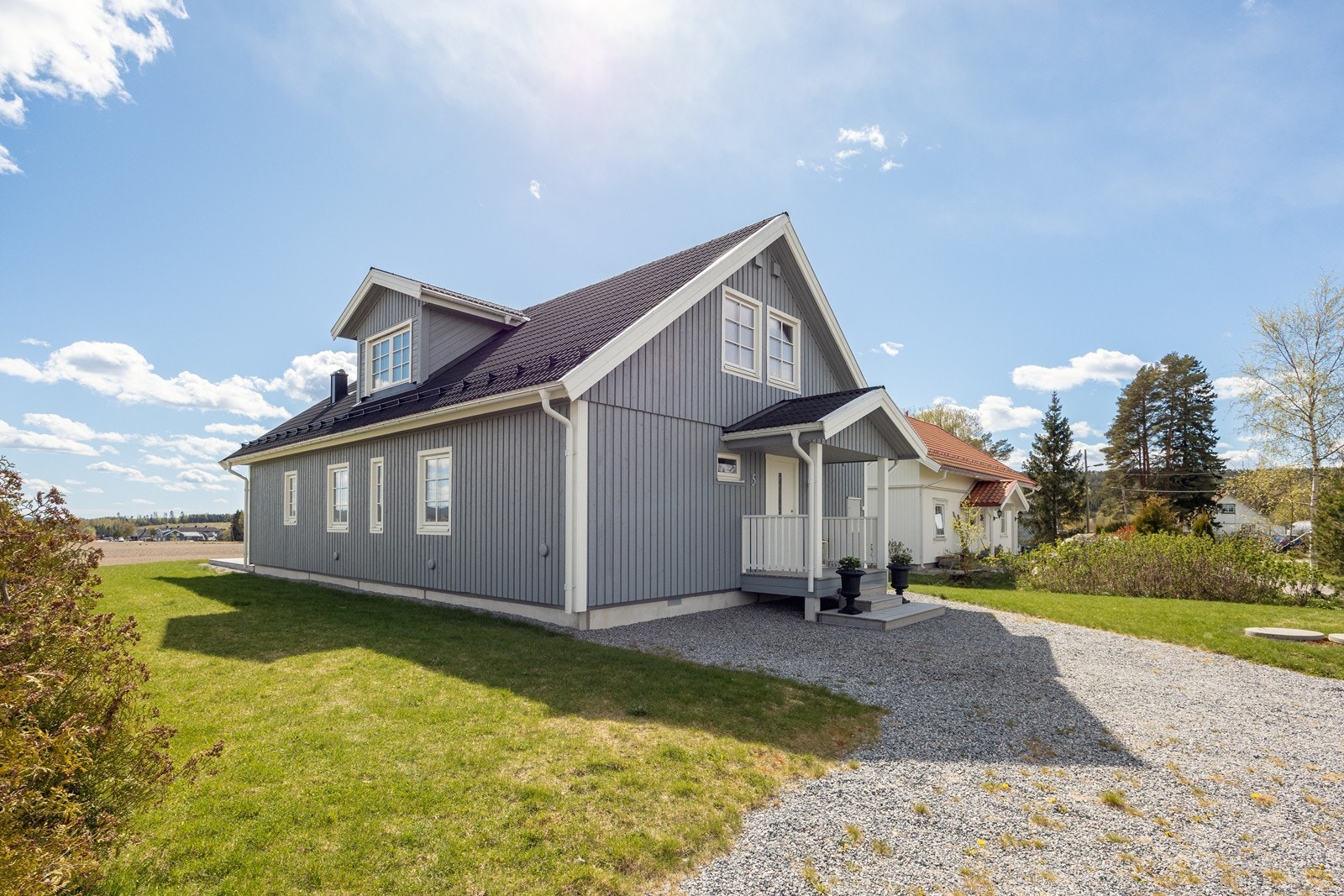 Eiendommen har en gruset gårdsplass med gode parkeringsmuligheter. Galleribilde