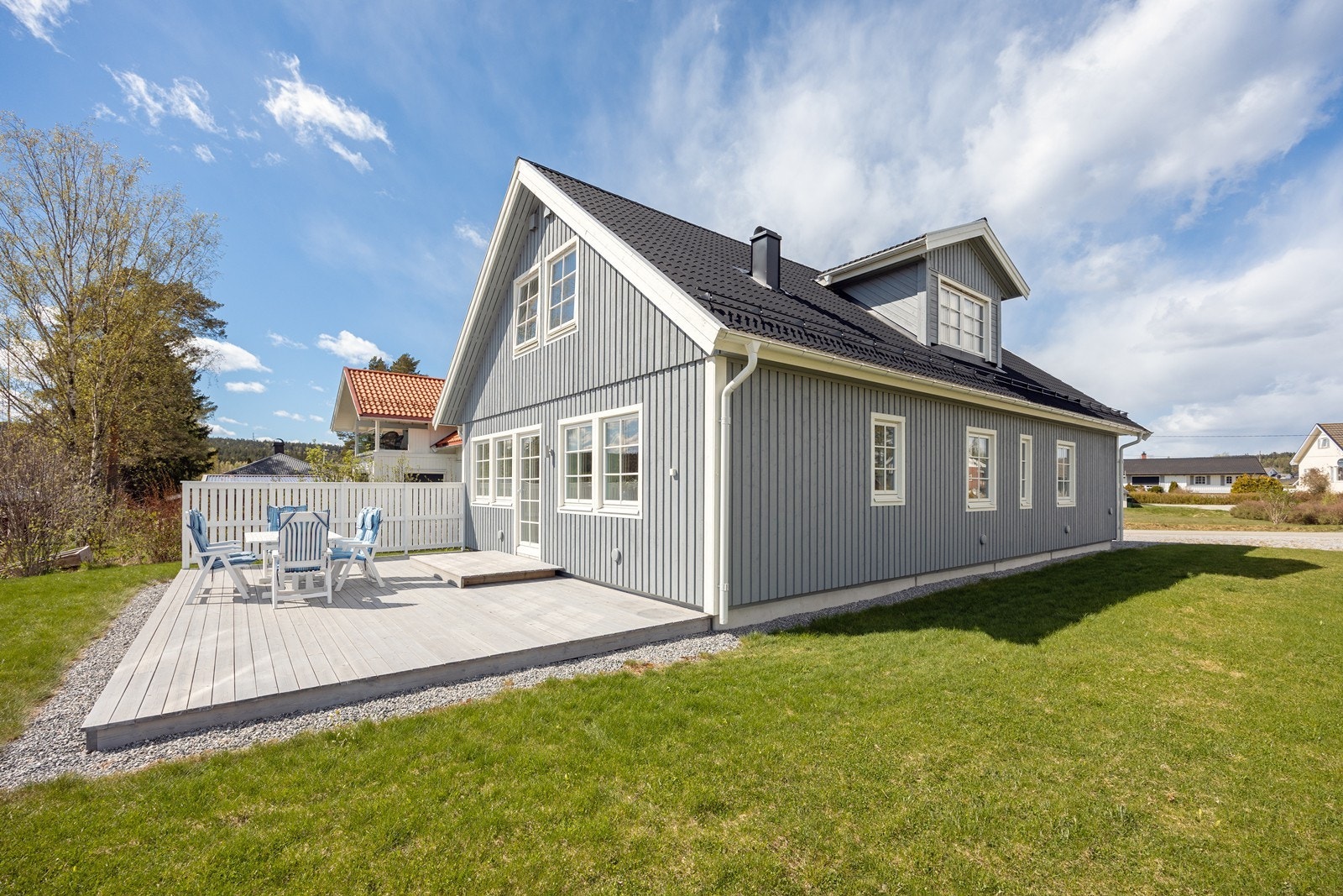 Solrik lettstelt flat tomt. Galleribilde