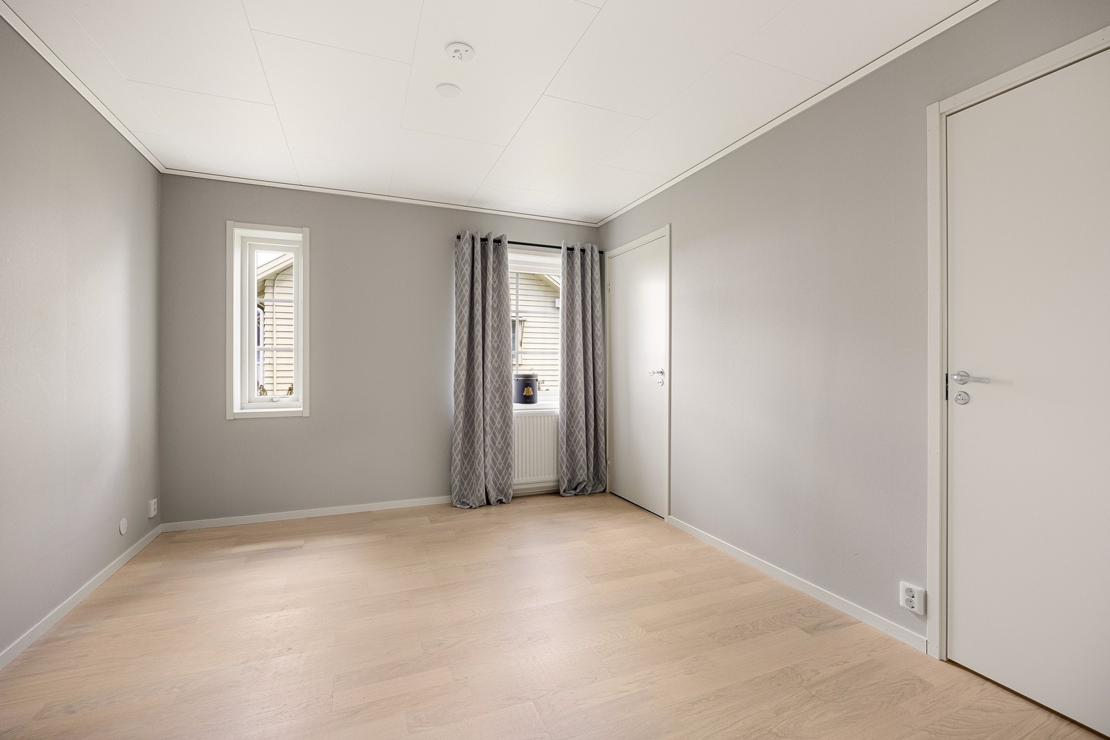 Hovedsoverommet har direkte adkomst til både walk-in-closet og eget toalettrom, noe som gir en komfortabel og privat sone. Galleribilde