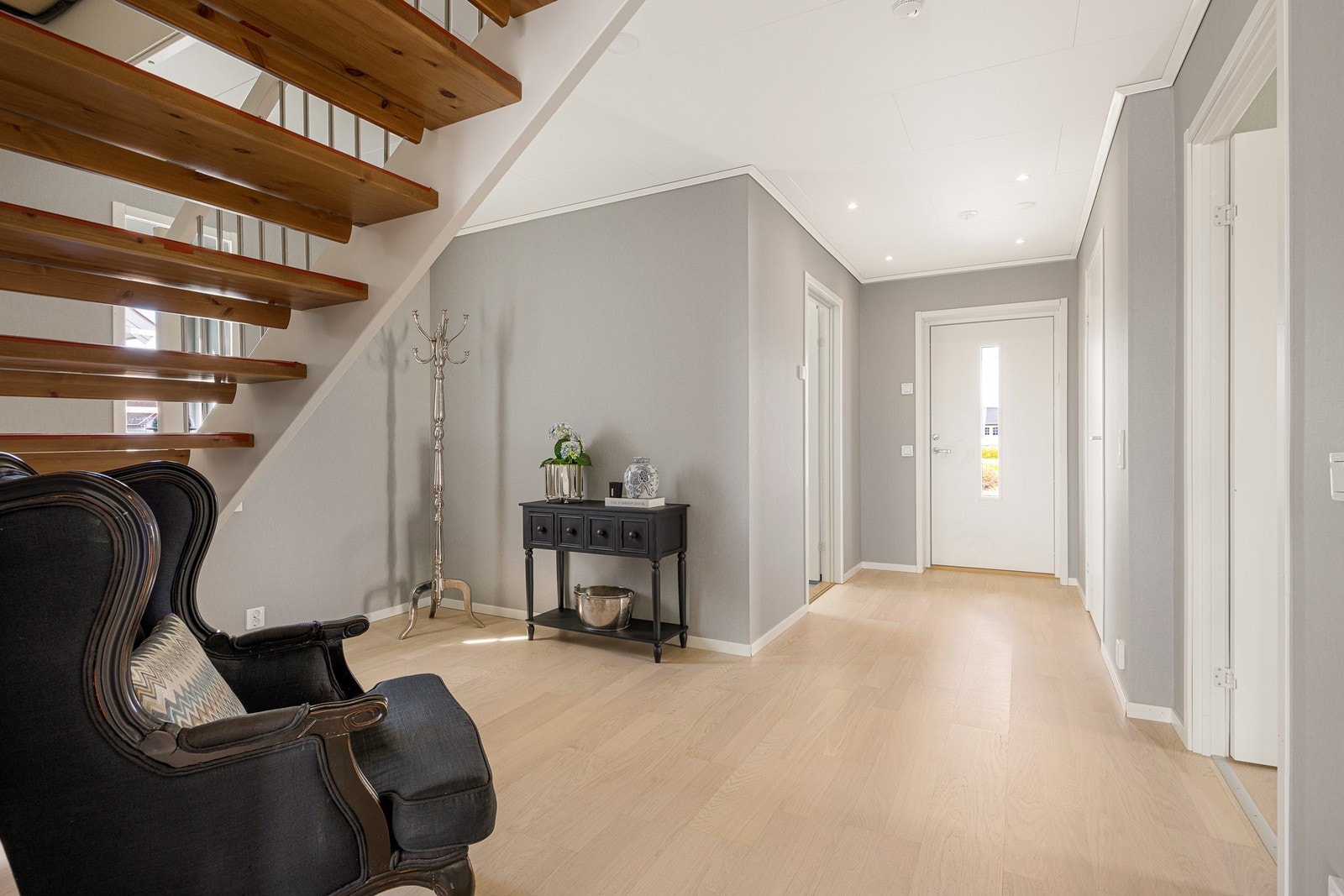 Det er plass til garderobeløsning, og entreen har åpen forbindelse til stuen samt trapp til uinnredet loft. Galleribilde