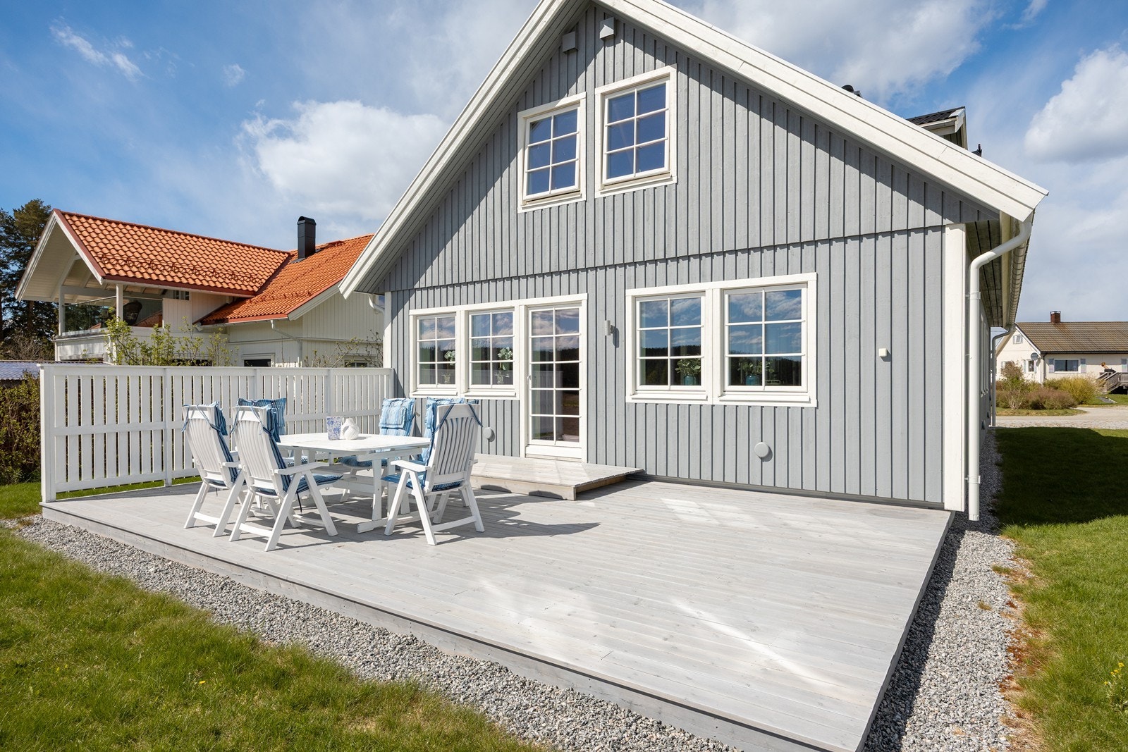 Fra stuen er det terrassedør ut til en større platting. Plattingen har levegg mot den ene naboen. Galleribilde