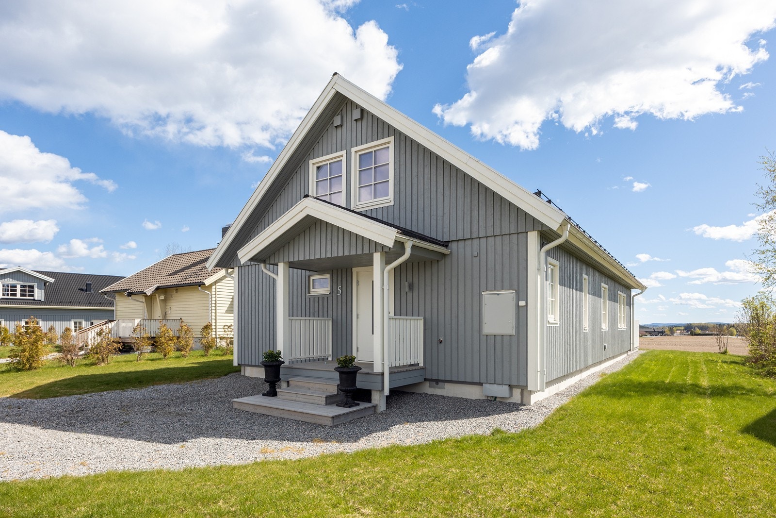 Nordliveien 5 ble oppført i 2023 og fremstår som en praktisk enebolig med alt du trenger på ett plan samt et uinnredet loft. Galleribilde