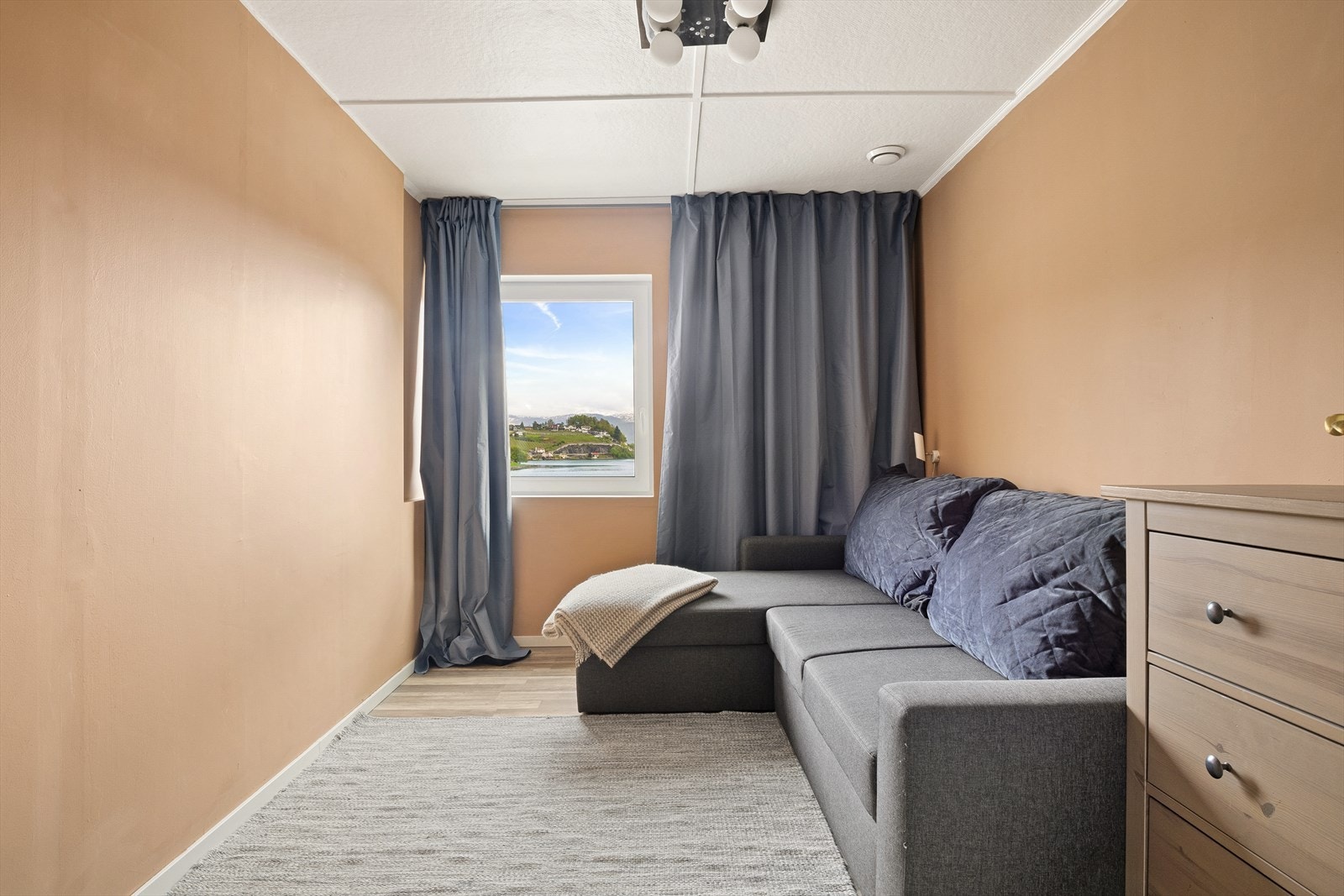 Soverom 3 er på 8,4m² og er etterisolert i seinere tid som hovedsoverommet. Galleribilde