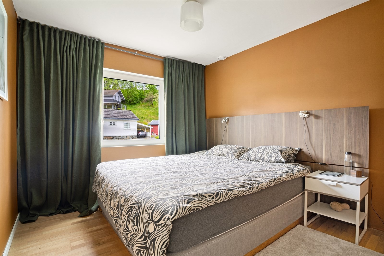 Soverom nummer 2 er på 8,7m² og er vendt mot baksiden. Galleribilde
