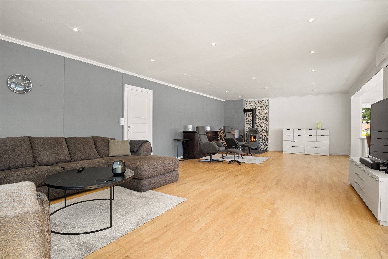 Stuen er på hele 57,3m² med god plass til både sofakrok, stoler, spisebord, og annet møblement & dekor. Galleribilde
