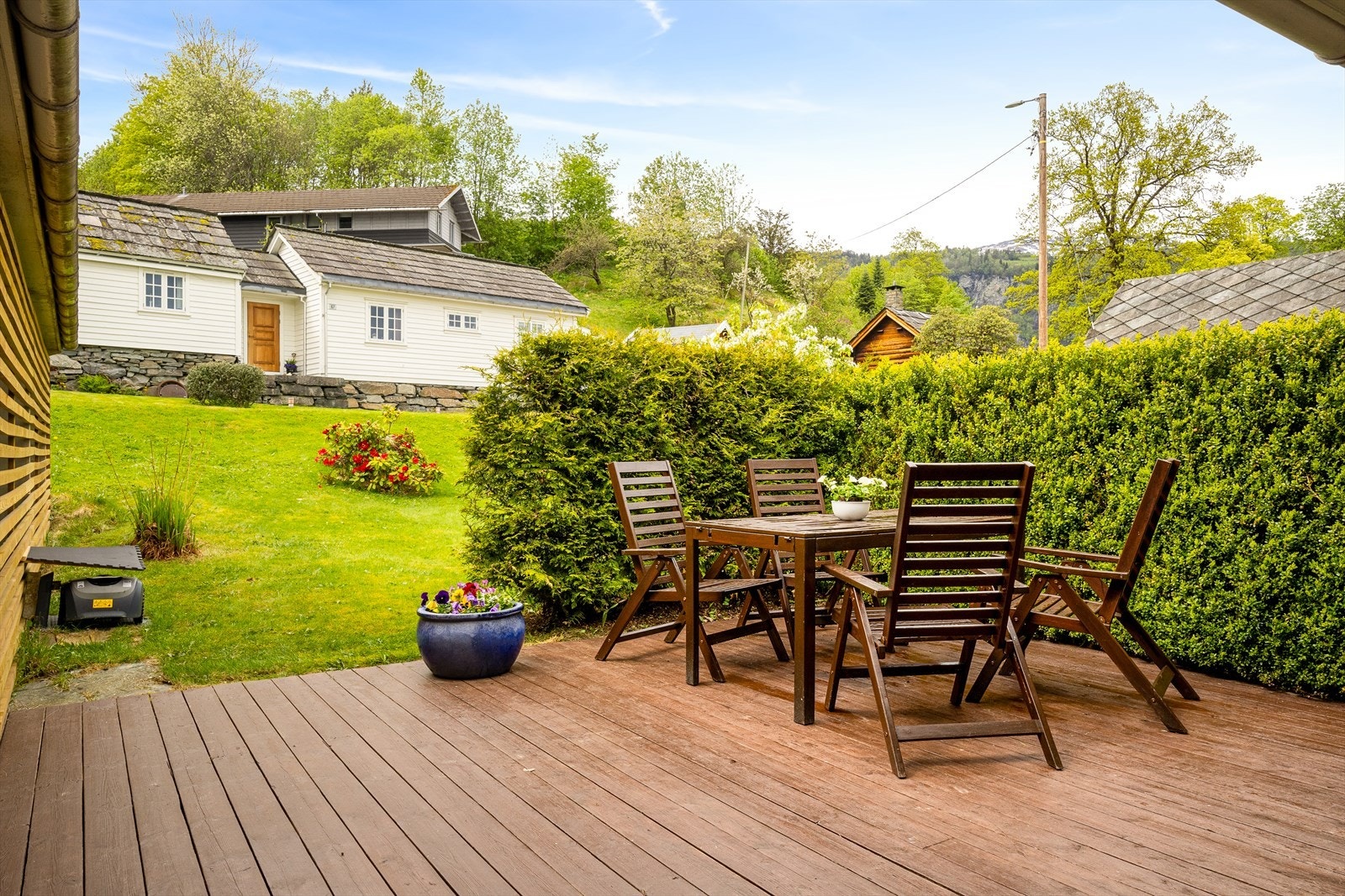 Terrasse utenfor kjøkkenet er vendt mot nordvest, og oppleves meget hyggelig. Galleribilde
