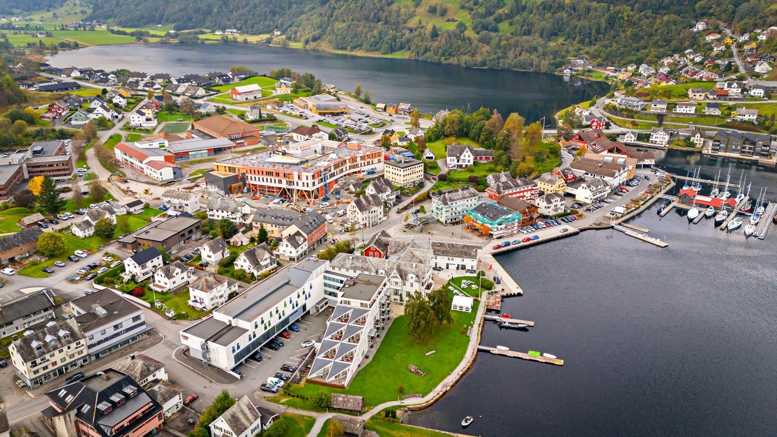 Norheimsund har fått ny videregående skole som ble tatt i bruk januar 2026. Kort vei til skoler og barnehager. Galleribilde