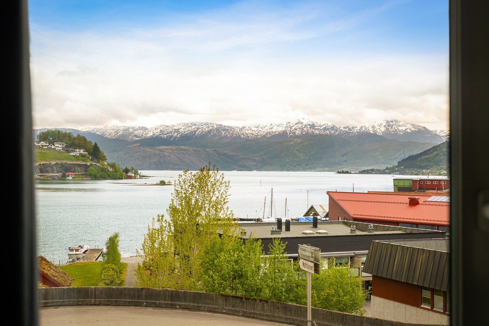Sjekk den utsikten utover Hardangerfjorden og omkringliggende fjell! Galleribilde