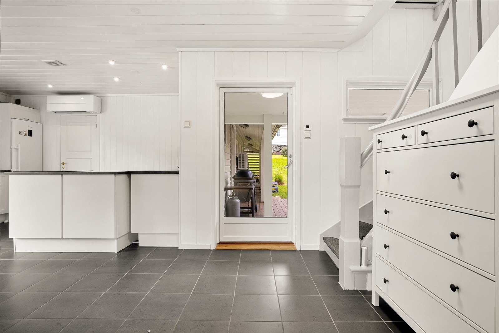 Kjøkkenet har tilkomst til stue, andre etasje, entré, og terrasse med plen. Galleribilde