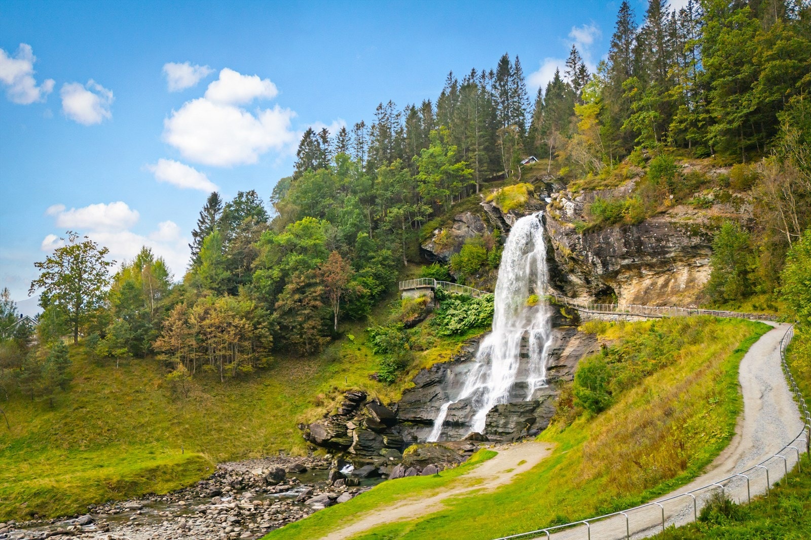 Steinsdalsfossen ligger cirka 3 kilometer fra leiligheten, og er en populær turistattraksjon. Galleribilde