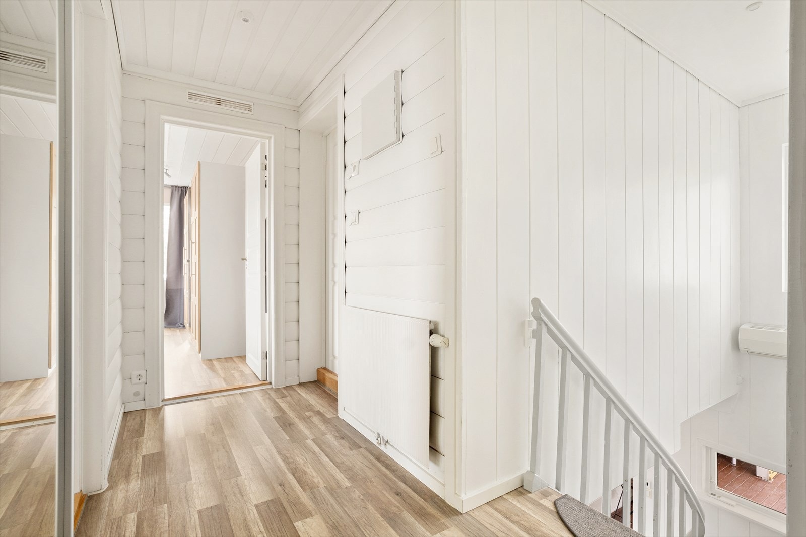 Andre etasje har 3 soverom og ett stort bad med badstu. Galleribilde