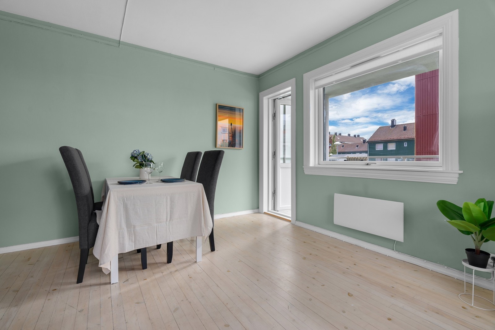 Fra stuen er det utgang til balkongen Galleribilde