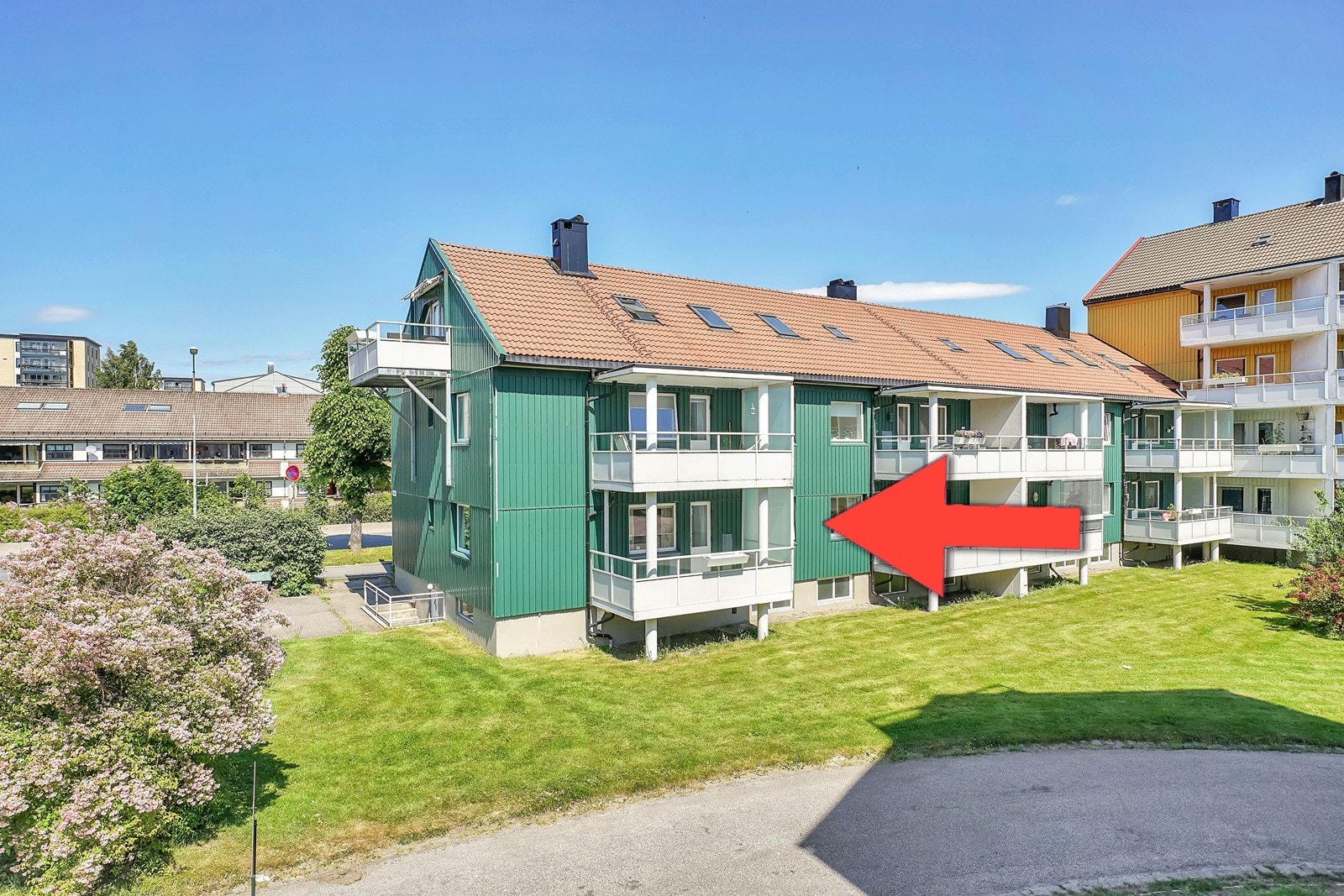 Fasade. Leiligheten har en særdeles attraktiv beliggenhet på Lund i veldrevet borettslag. Fra leiligheten har du nærhet til dagligvarebutikk, treningssenter, bakeri og gå - og sykkelavstand til Kvadraturen og UiA Galleribilde