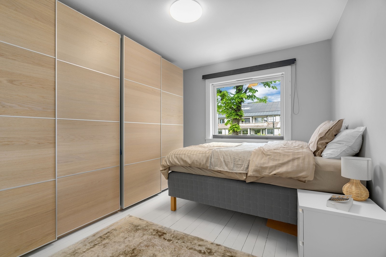 Soverom med stor skyvedørsgarderobe og plass til dobbeltseng Galleribilde