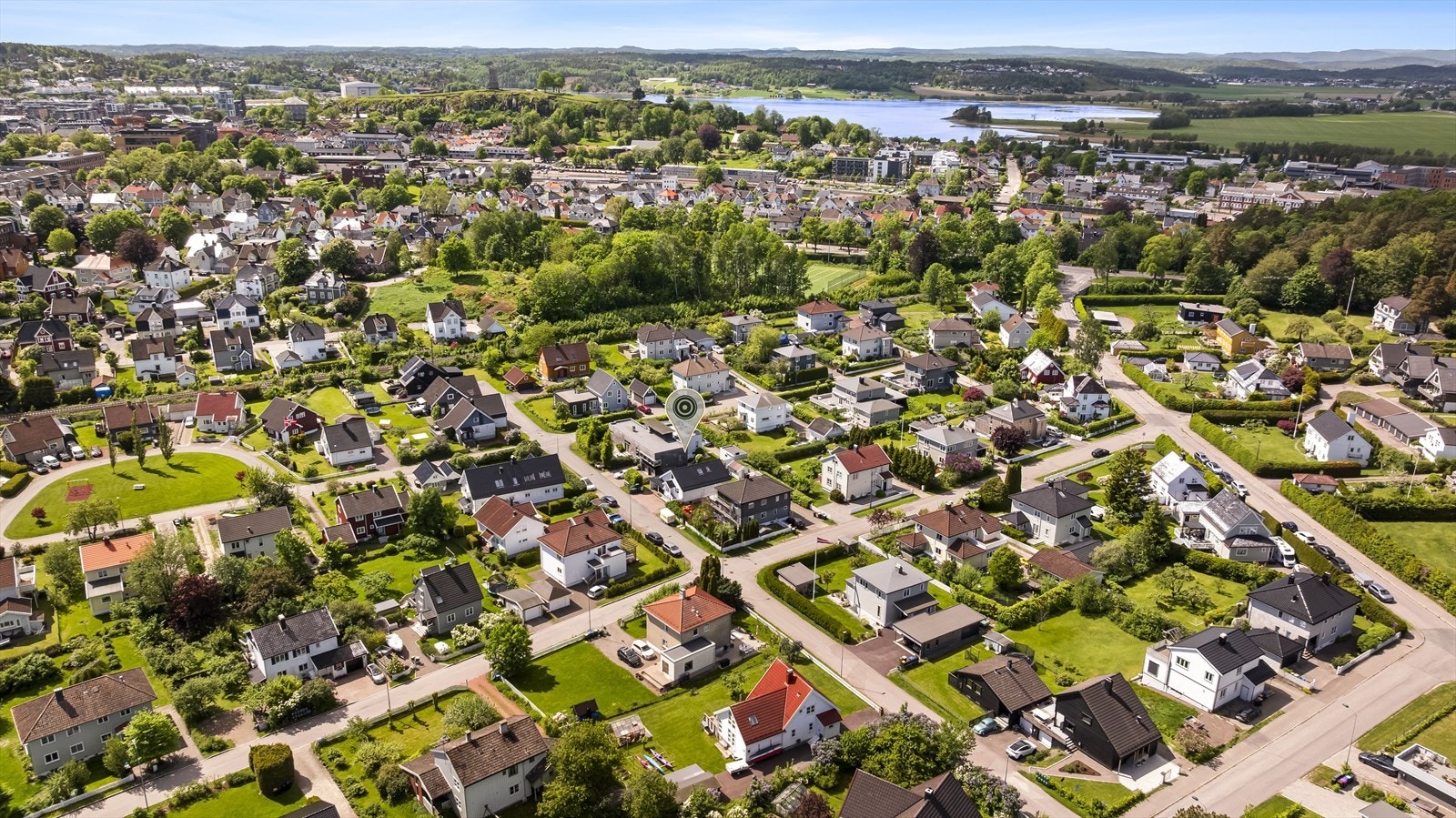Det er også kort vei til flotte idrettsanlegg og naturskjønne turområder. Galleribilde