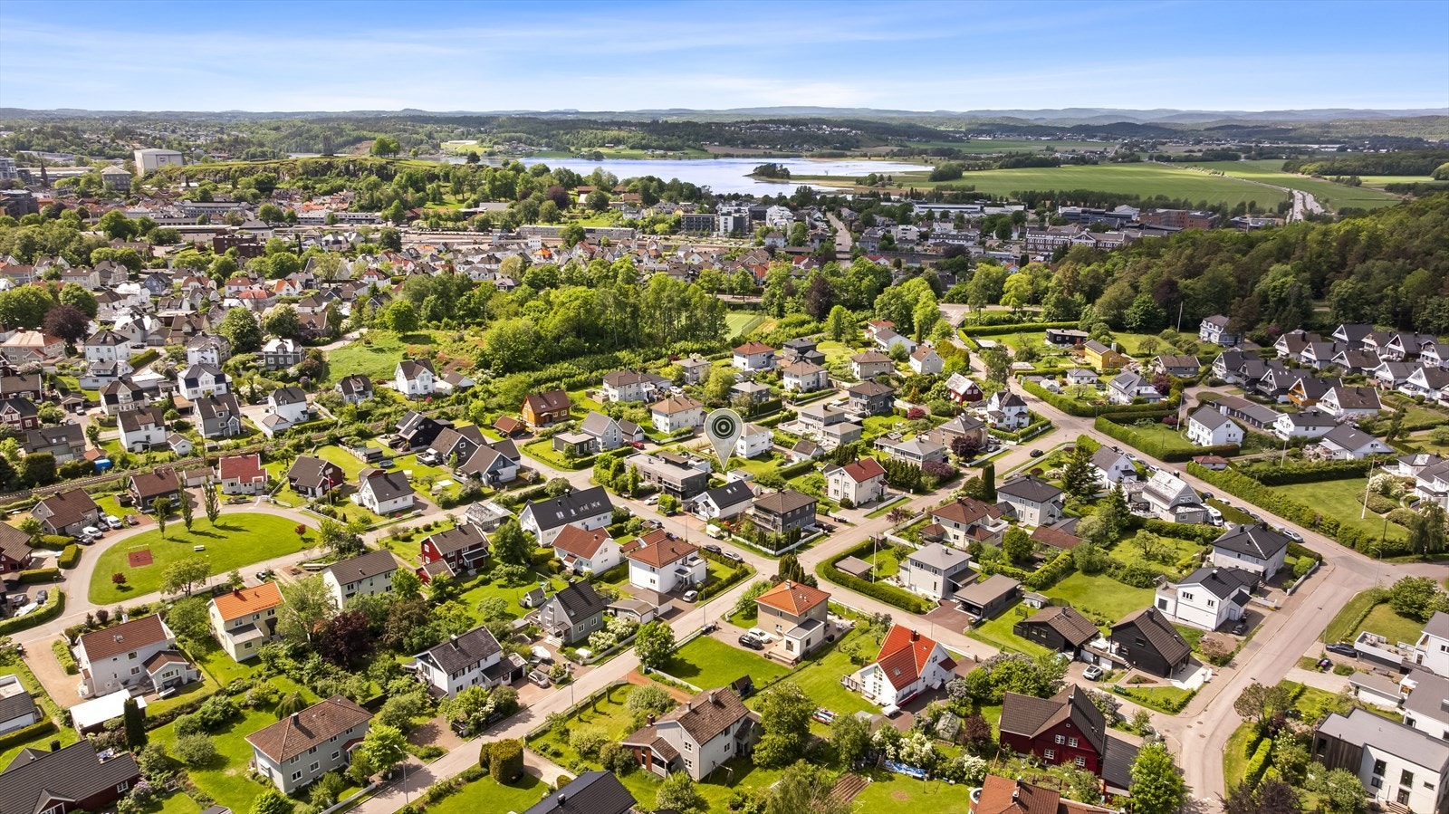 Her bor du i et rolig og barnevennlig nabolag med gangavstand til alt av sentrumsfunksjoner, skoler og flotte turområder. Galleribilde