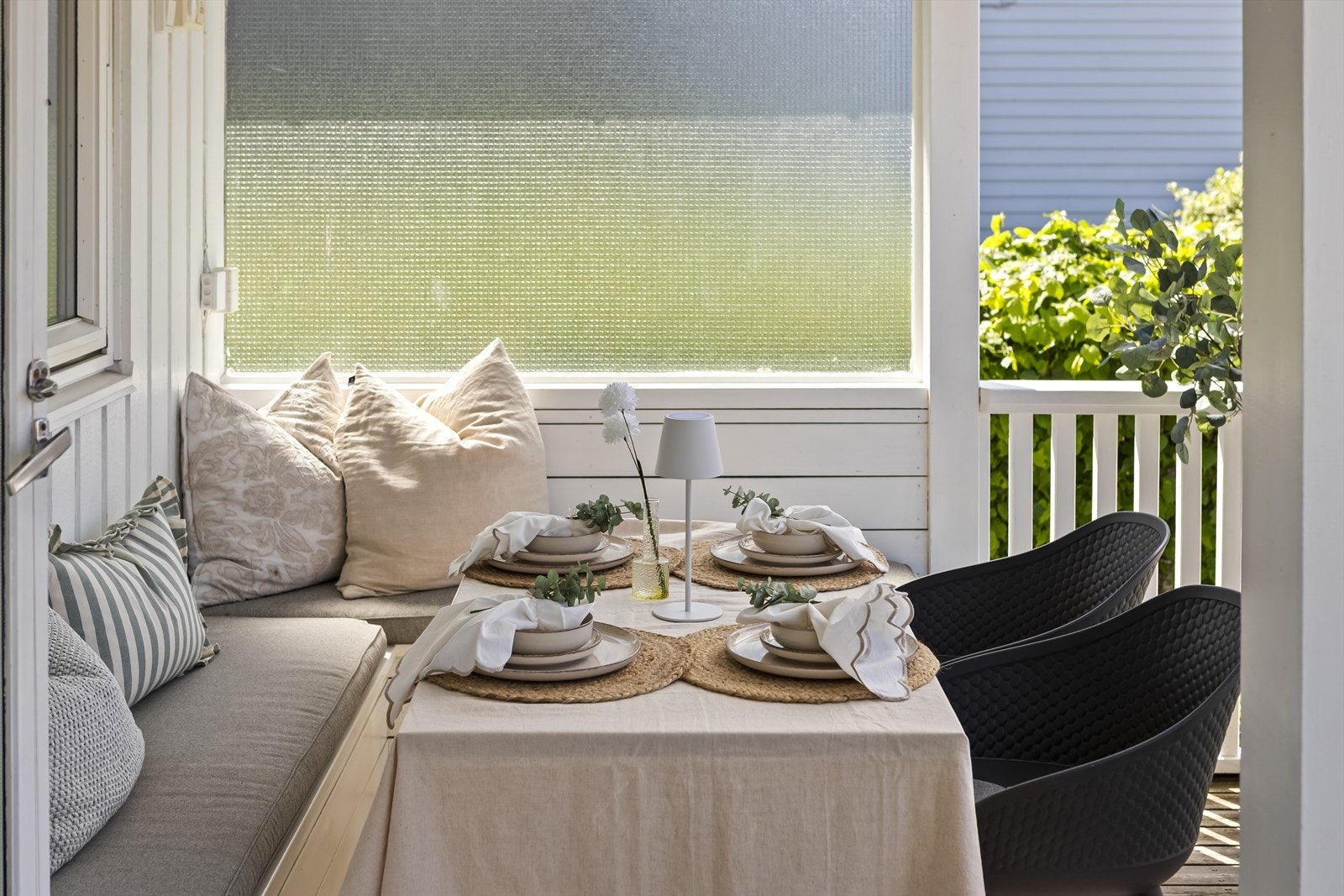 Terrassen er utstyrt med både solskjerming og terrassevarmer, noe som gjør den til en lun og hyggelig forlengelse av stuen. Galleribilde