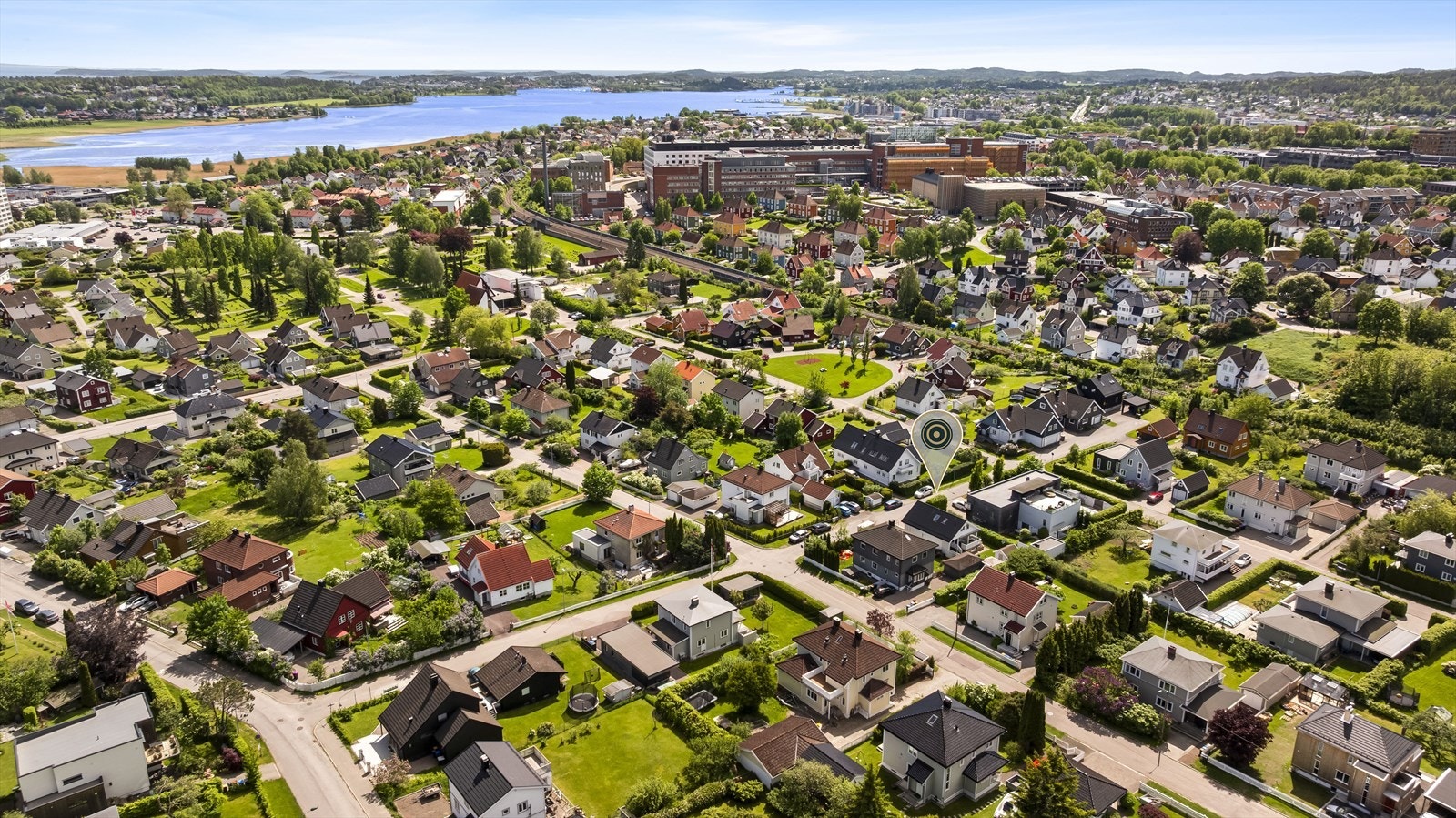 Boligen ligger litt tilbaketrukket fra sentrum, samtidig som det er gangavstand til sentrumsgater, togstasjon, shoppingmuligheter og Brygga. Galleribilde