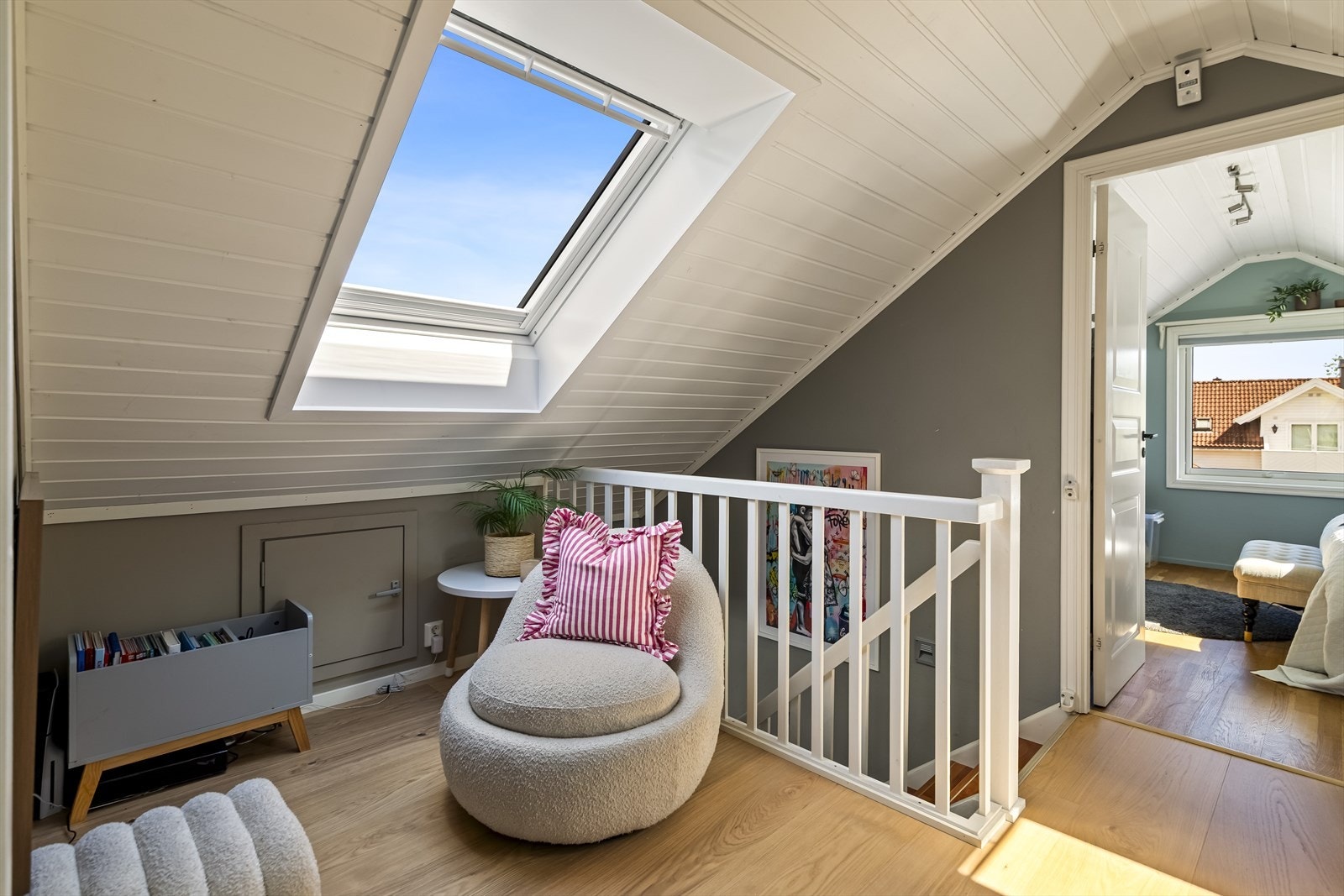 En hvitmalt tretrapp med pen laminat i trinnene leder opp til andre etasje, som er en privat og rolig sone med tre gode soverom og et toalettrom. Galleribilde