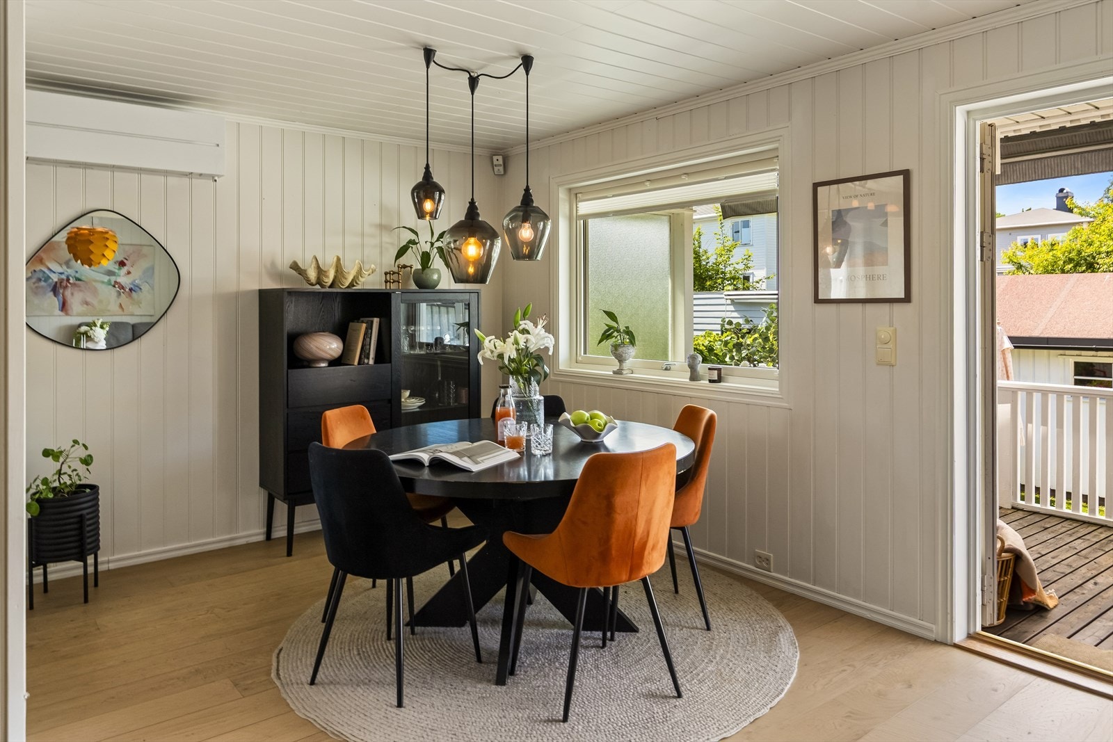 Fra stuen er det direkte utgang til den koselige, vestvendte terrassen. Galleribilde