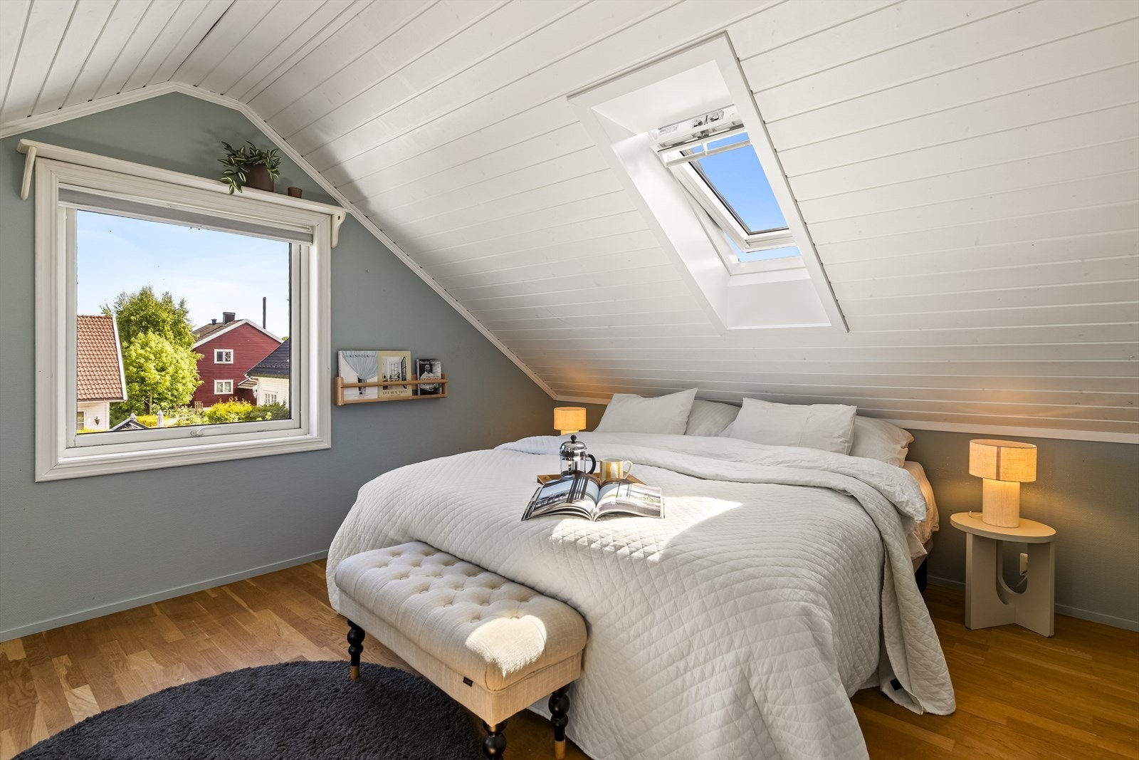 Det største soverommet har en integrert speil-skyvedørsgarderobe. Galleribilde
