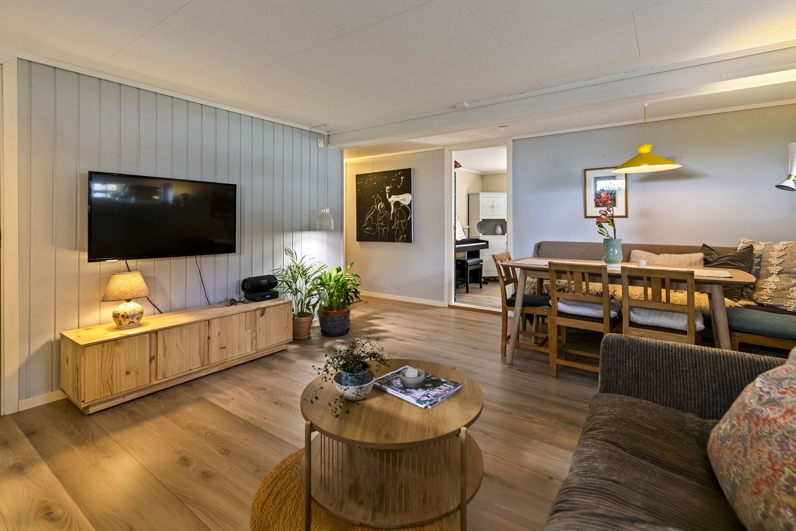 Her kommer du inn i en romslig stue holdt i lyse, behagelige farger med laminat på gulvet. Galleribilde