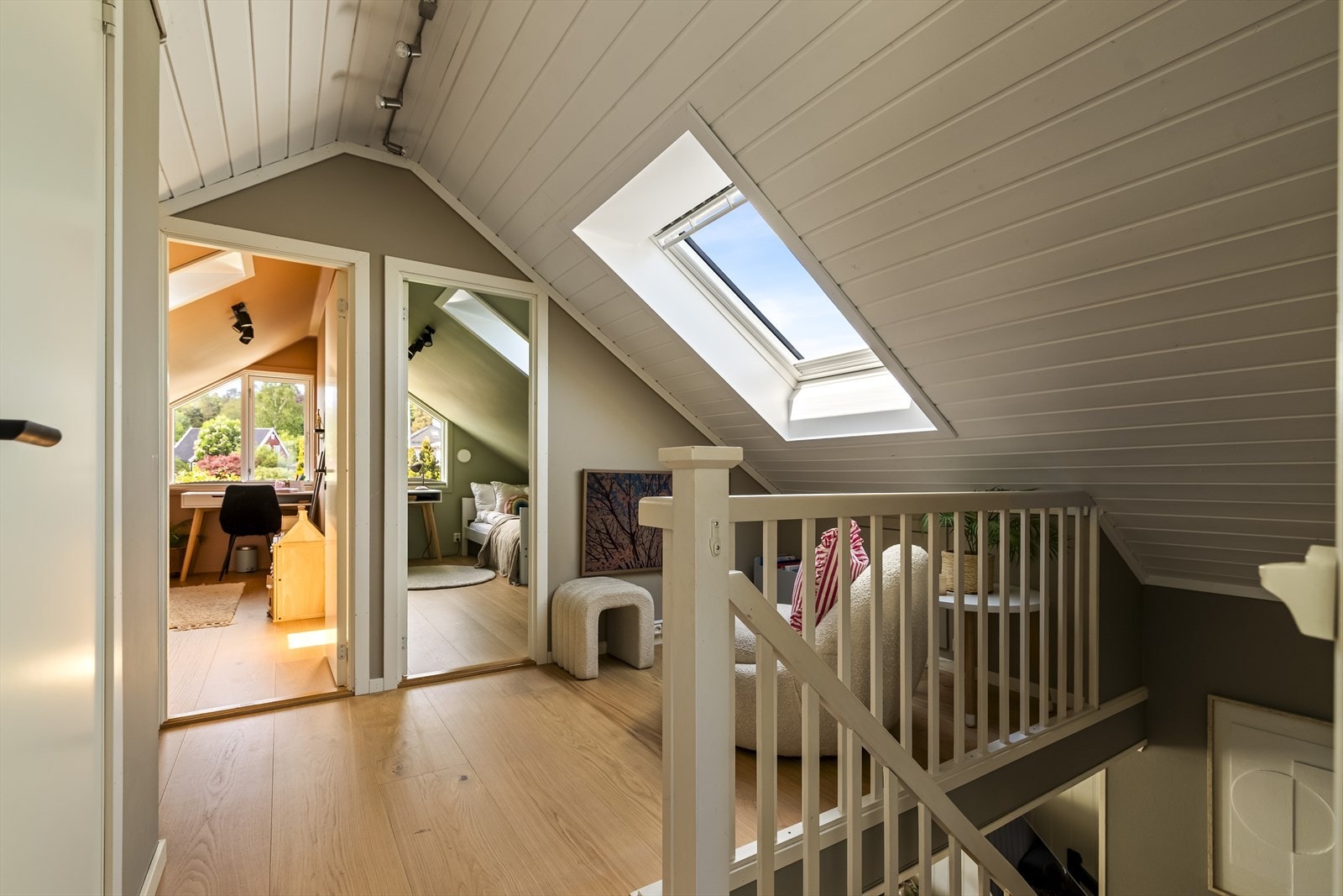 Hele etasjen har en lun og koselig atmosfære med skråtak og moderne takvinduer på samtlige rom, noe som slipper inn stjernehimmelen og masse dagslys. Galleribilde
