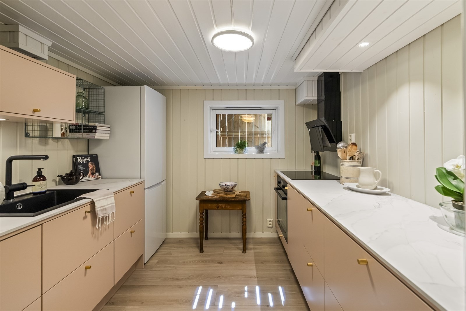 Kjøkkenet i utleiedelen er moderne, stilig og funksjonelt. Galleribilde