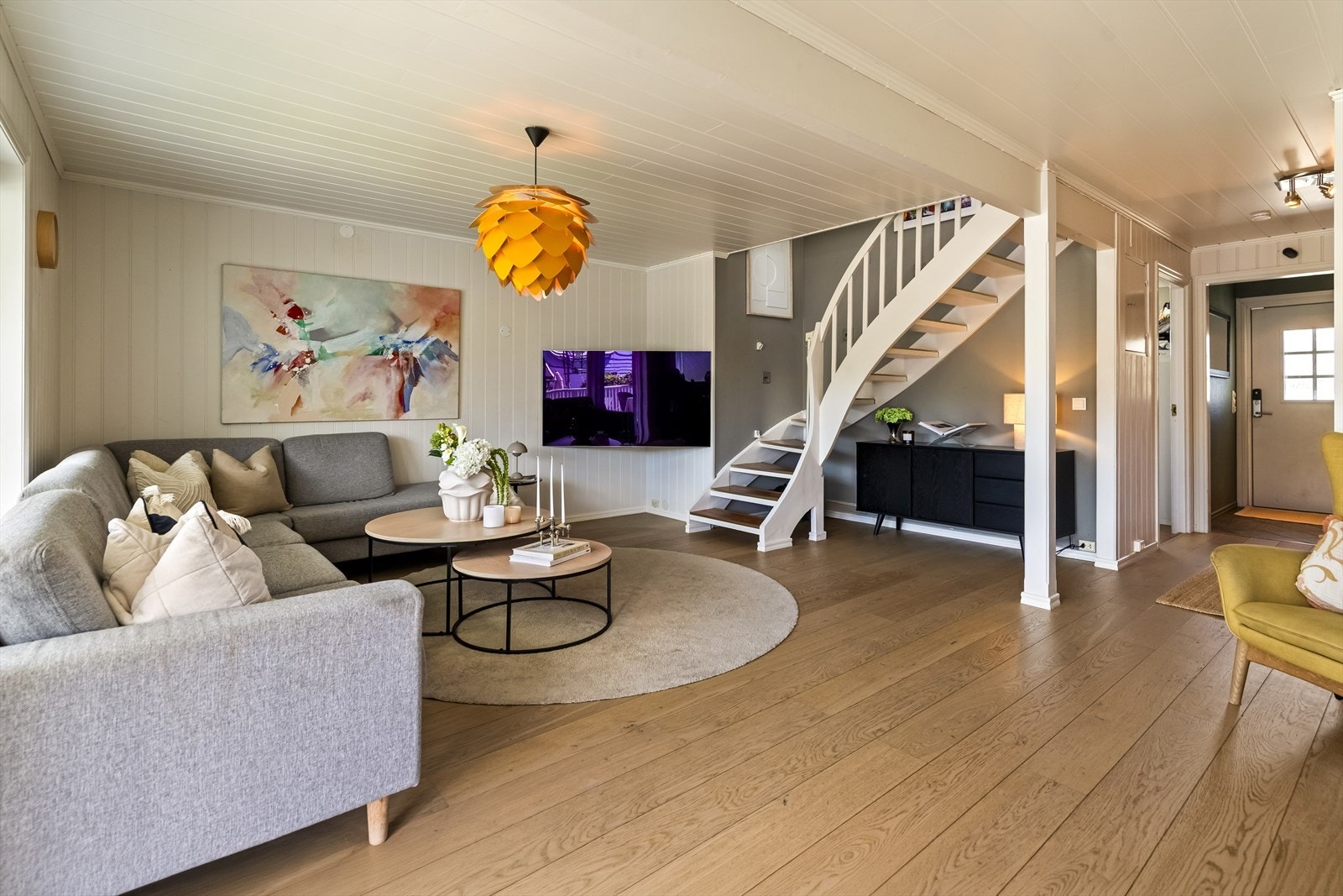 Stuen har god plass til en stor og komfortabel sofagruppe, og spisestuedelen er romslig nok til et koselig langbord for hyggelige familiemiddager. Galleribilde