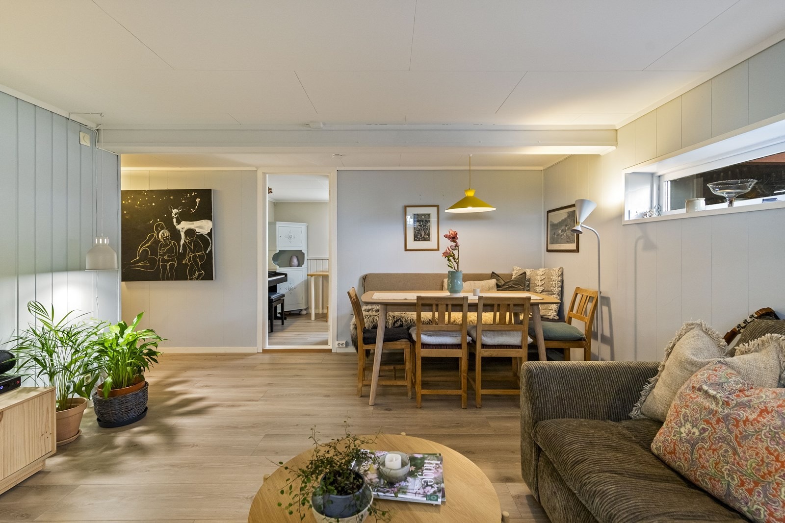 Stuedelen er stor nok til både en god sofagruppe, TV-seksjon og et eget spisebord eller langbord. Galleribilde
