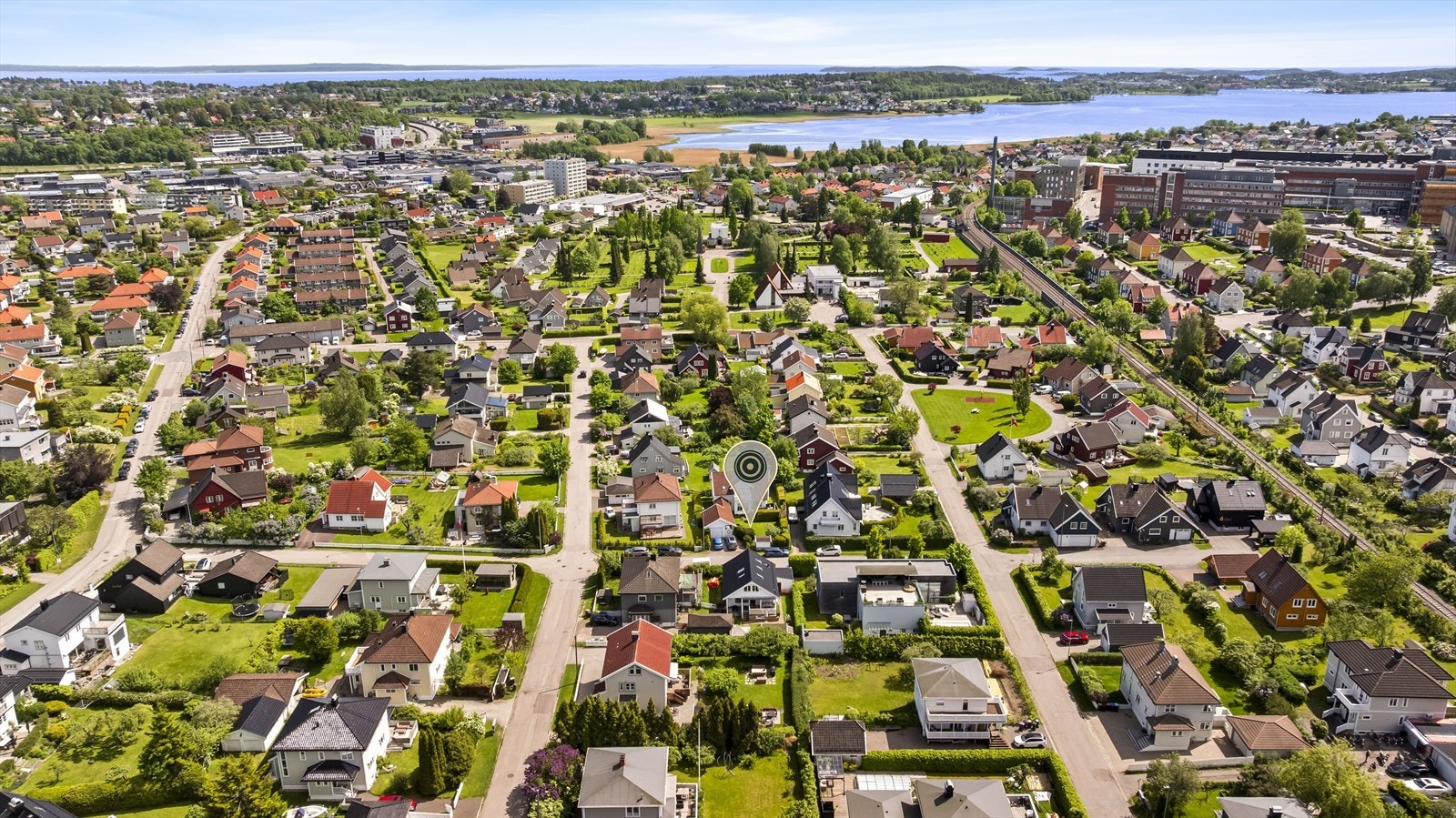 Eiendommen ligger i et attraktivt og sentralt boligområde på Solvang. Området er rolig og skjermet, uten gjennomgangstrafikk, noe som gir et svært behagelig og familievennlig bomiljø. Galleribilde