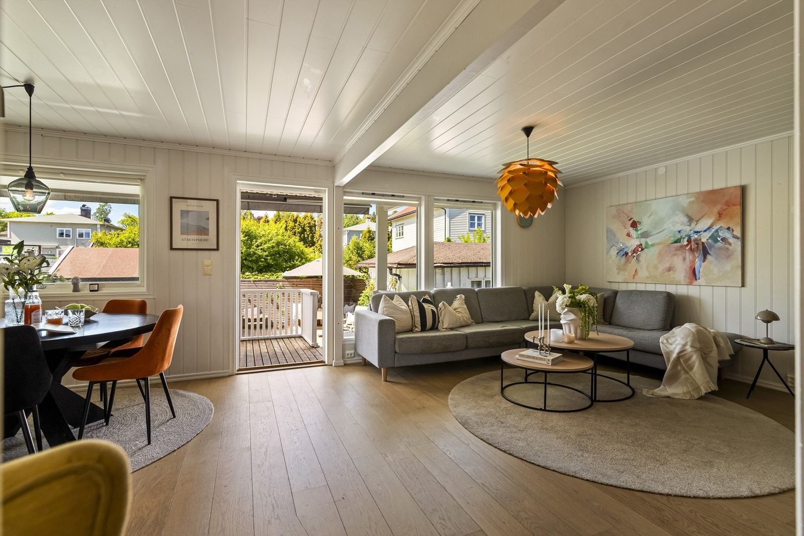 Hovedetasjens hjerte er den store og åpne stuen og spisestuen. Galleribilde