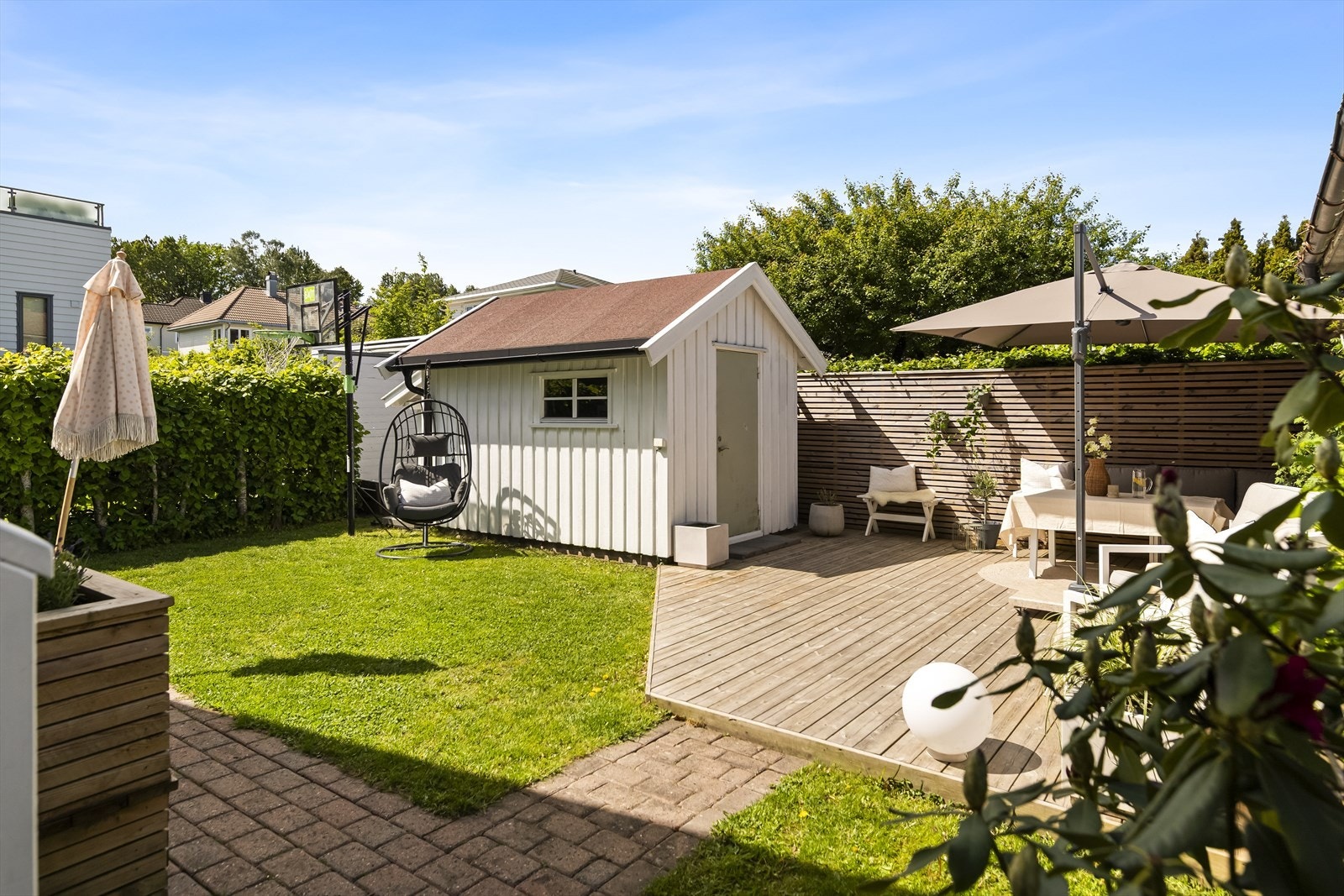 Eiendommen har svært gode solforhold gjennom hele dagen. Morgensolen kommer tidlig på terrasseplattingen i hagen samt på forsiden ved inngangspartiet, mens verandaen har kveldssol helt til solen går ned. Galleribilde