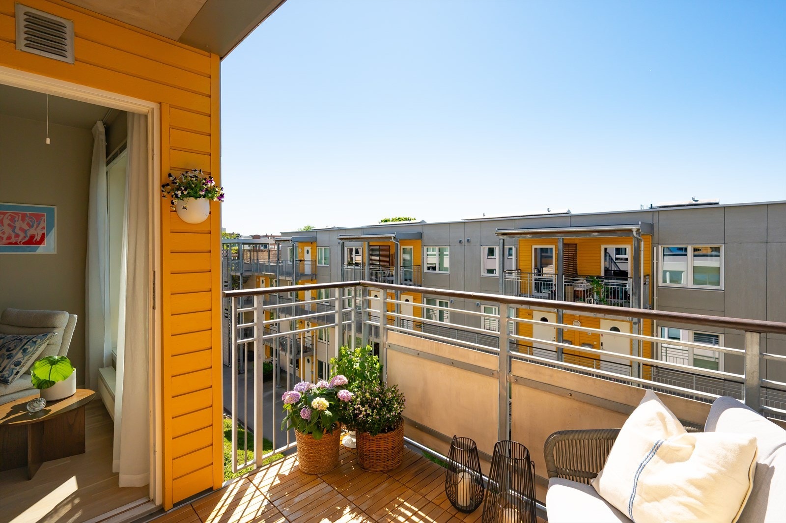Balkongen fungerer som en naturlig forlengelse av stuen i sommerhalvåret og har god plass til utemøbler, grill og hyggelig beplantning. Galleribilde