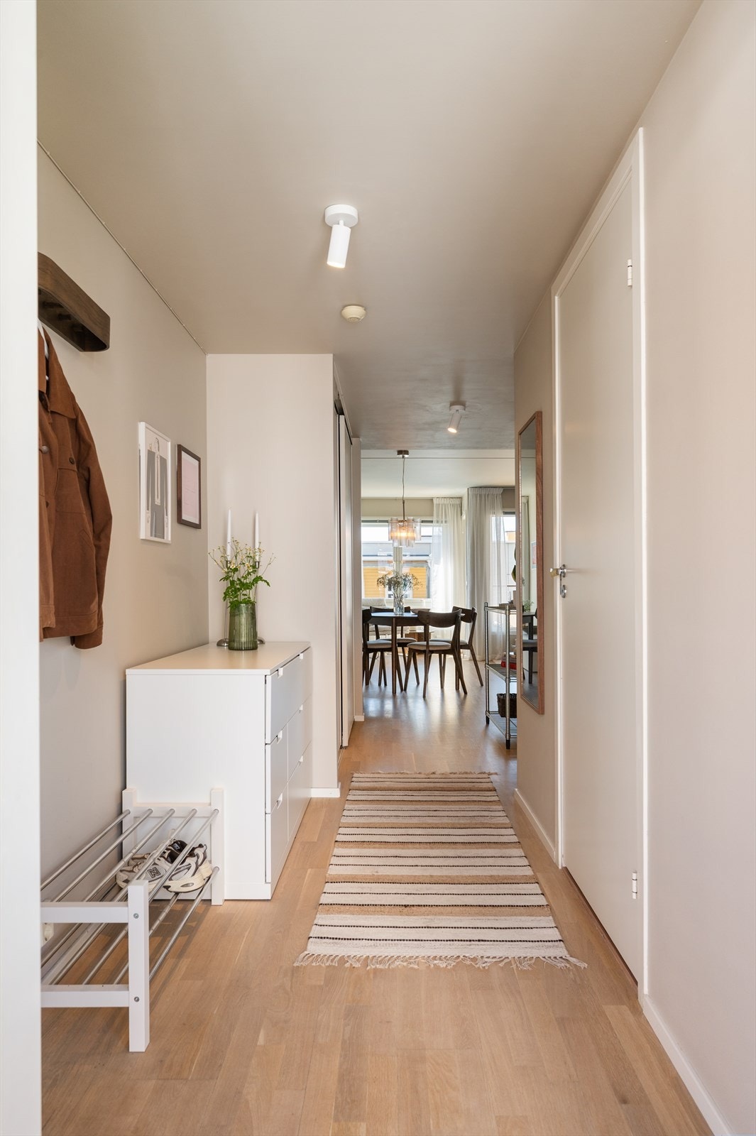 Innbydende entré med gode oppbevaringsmuligheter for yttertøy og sko. Galleribilde