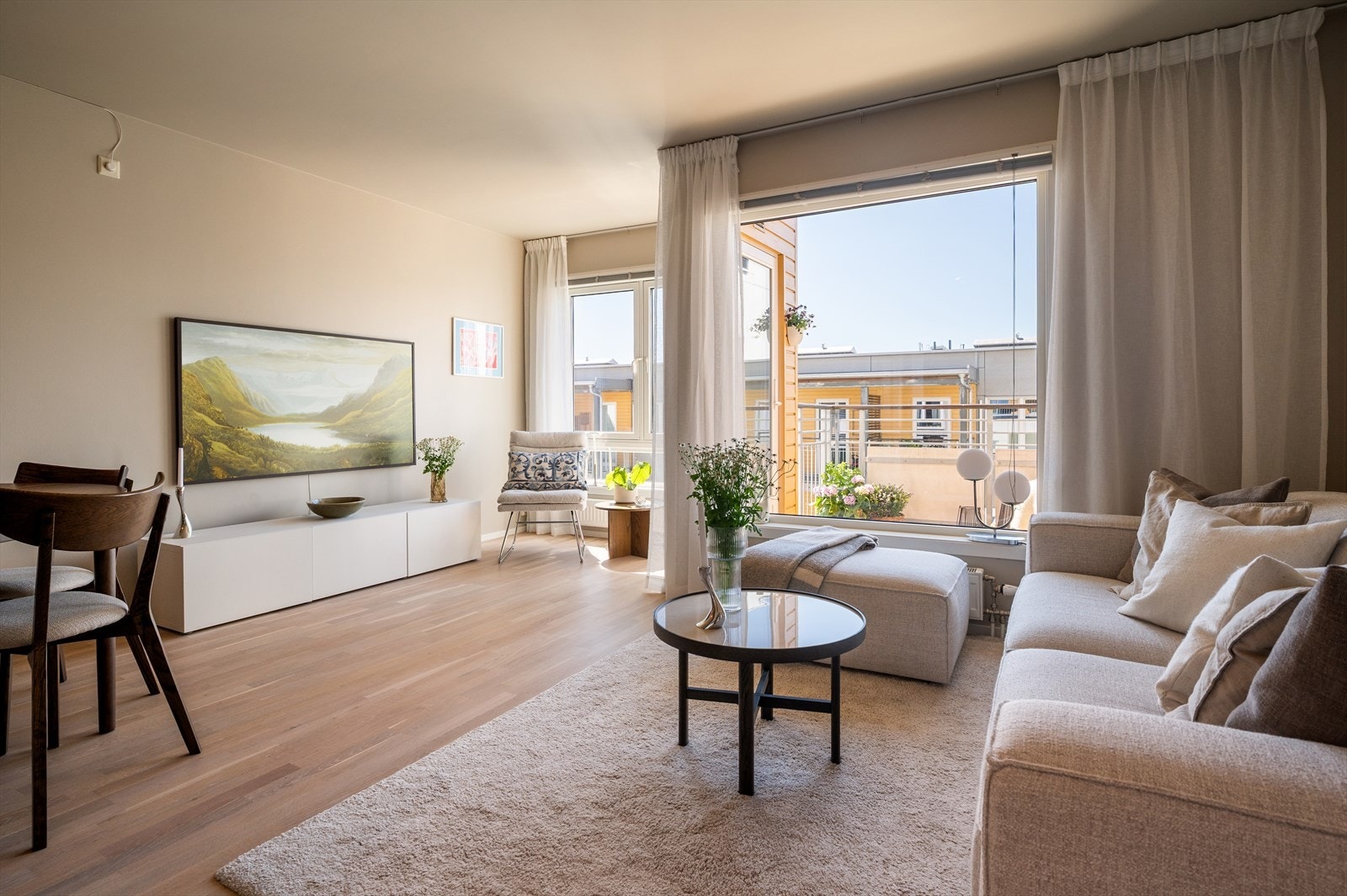 Her får man en moderne, lys og innbydende 2-roms med attraktiv beliggenhet på Løren. Galleribilde