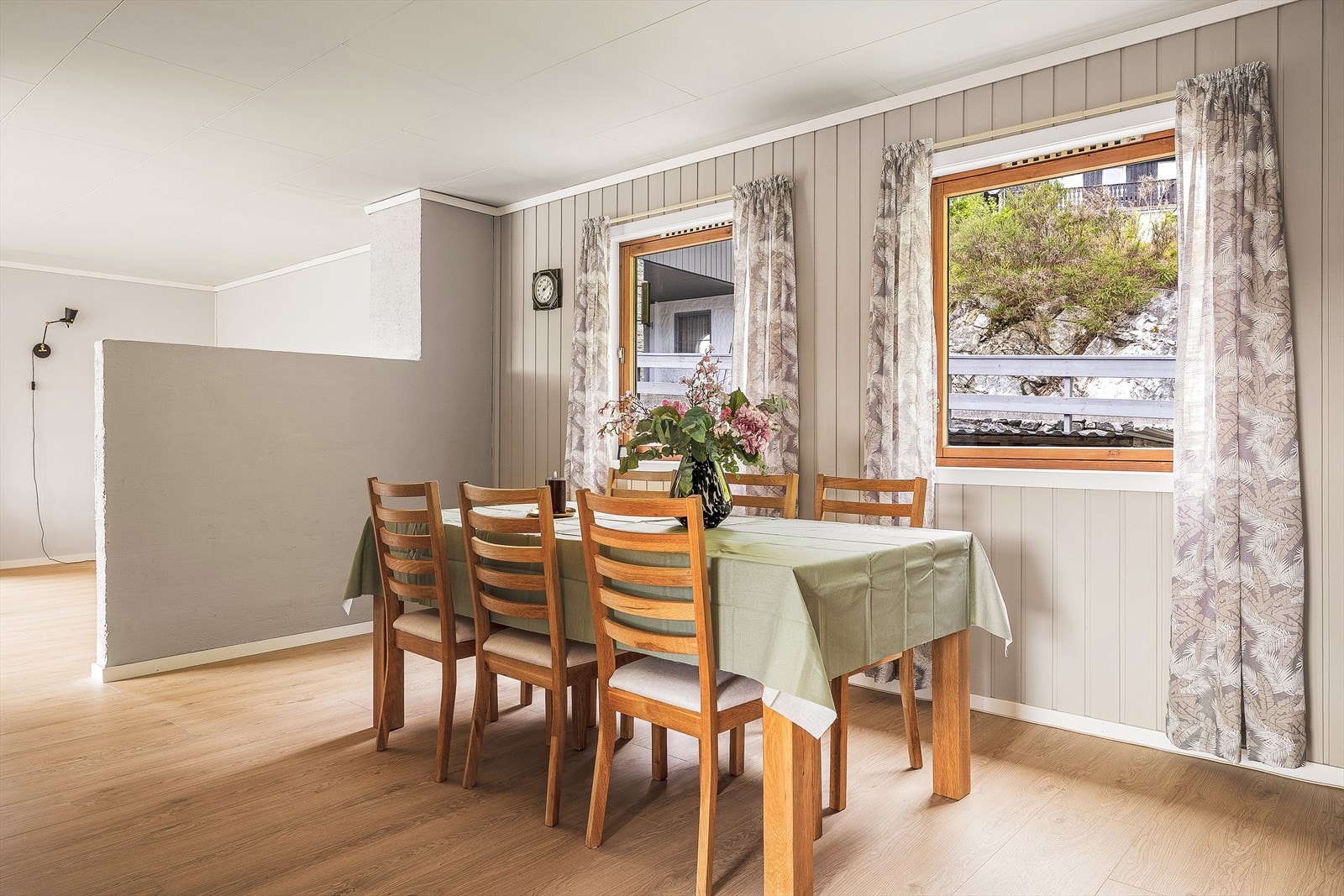 Her har man god plass til å innrede med sittegruppe, og man har en fin plass å samle nære og kjære til middagsbesøk. Galleribilde