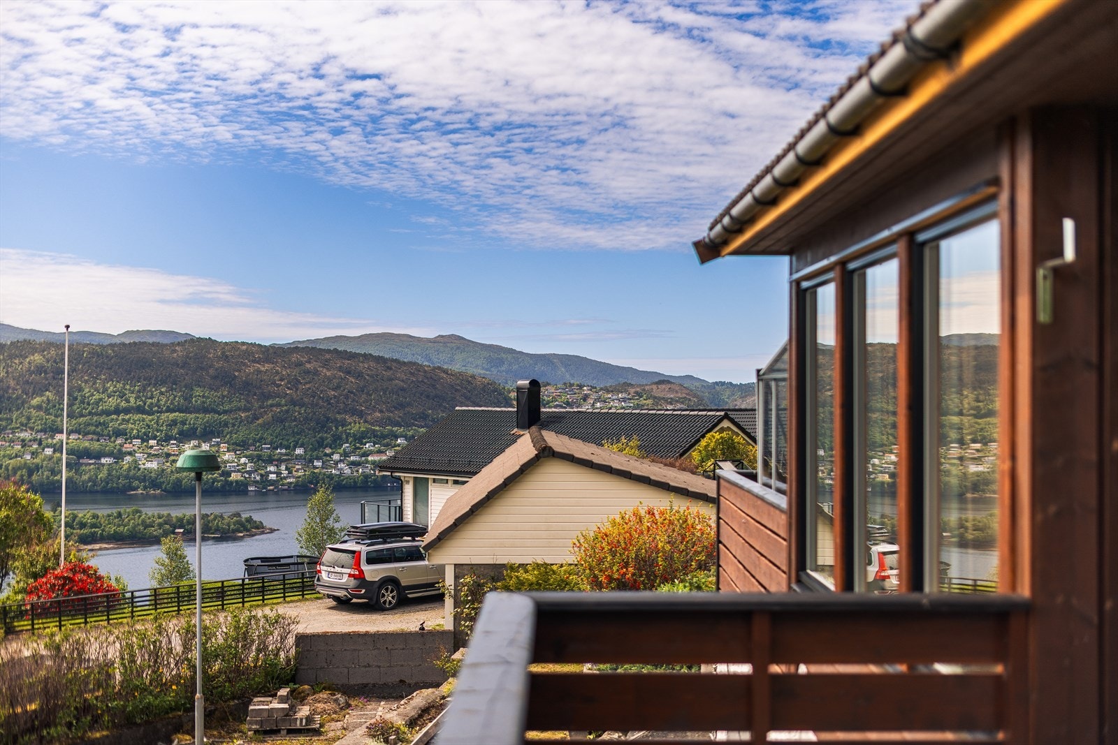 Fra boligens balkong har man muligheten til å nyte en god morgenkaffe mens man skuer ut over fjellene som omringer boligen. Galleribilde