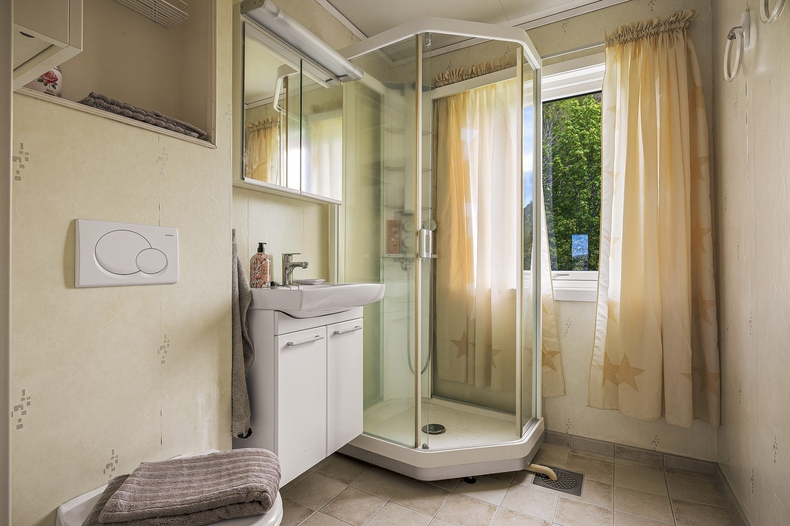 I samme gangparti er det også tilkomst til etasjens bad. I likhet med badet i første etasje er det også behov for renovering, men man har gode muligheter til å gjøre dette til en trivelig plass å være. Galleribilde