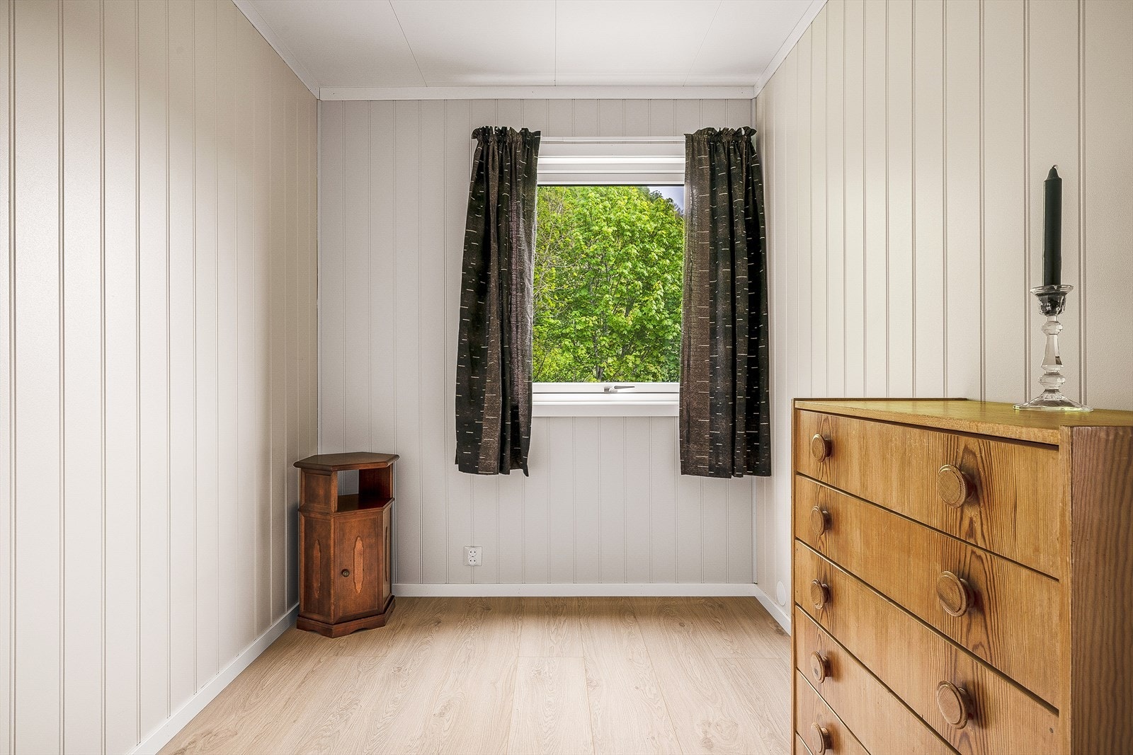 Soverommene måler respektive 6,9m² og 10,7m², og er knyttet sammen av en praktisk gang som gjør at rommene er mer adskilt fra resten av hovedetasjen. Galleribilde
