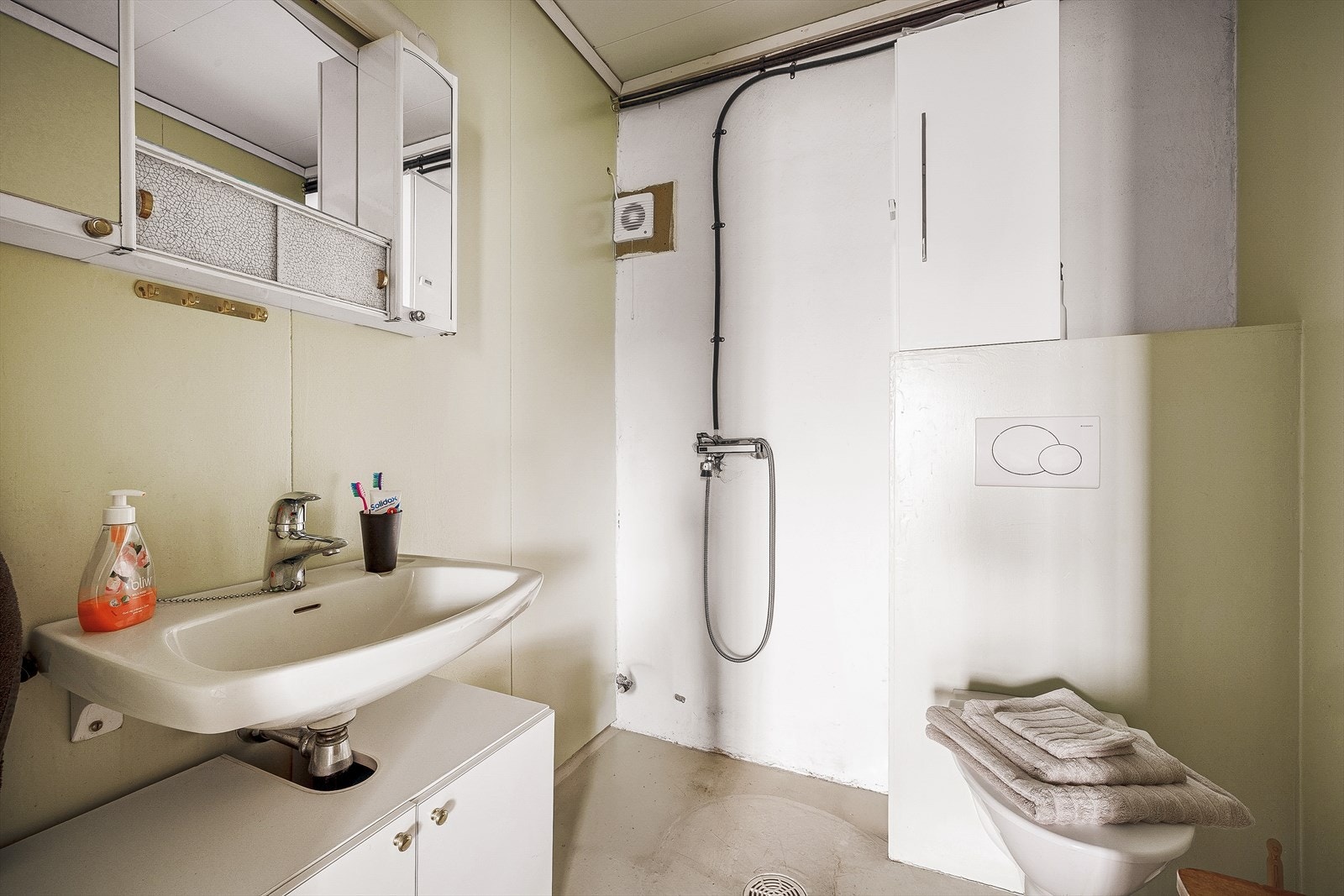 Badet måler 3m² og dekker de behovene man har i etasjen. Badet har behov for renovering, men har opplegg til alt man trenger av fasiliteter. Galleribilde
