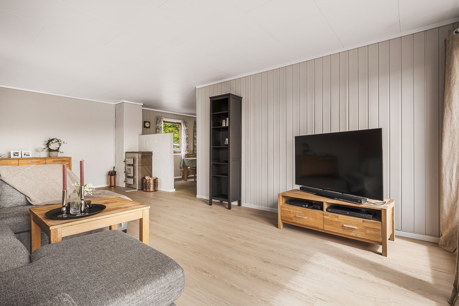 Videre inn fra spisestuen kommer man til boligens samlepunkt, nemlig stuen. Galleribilde