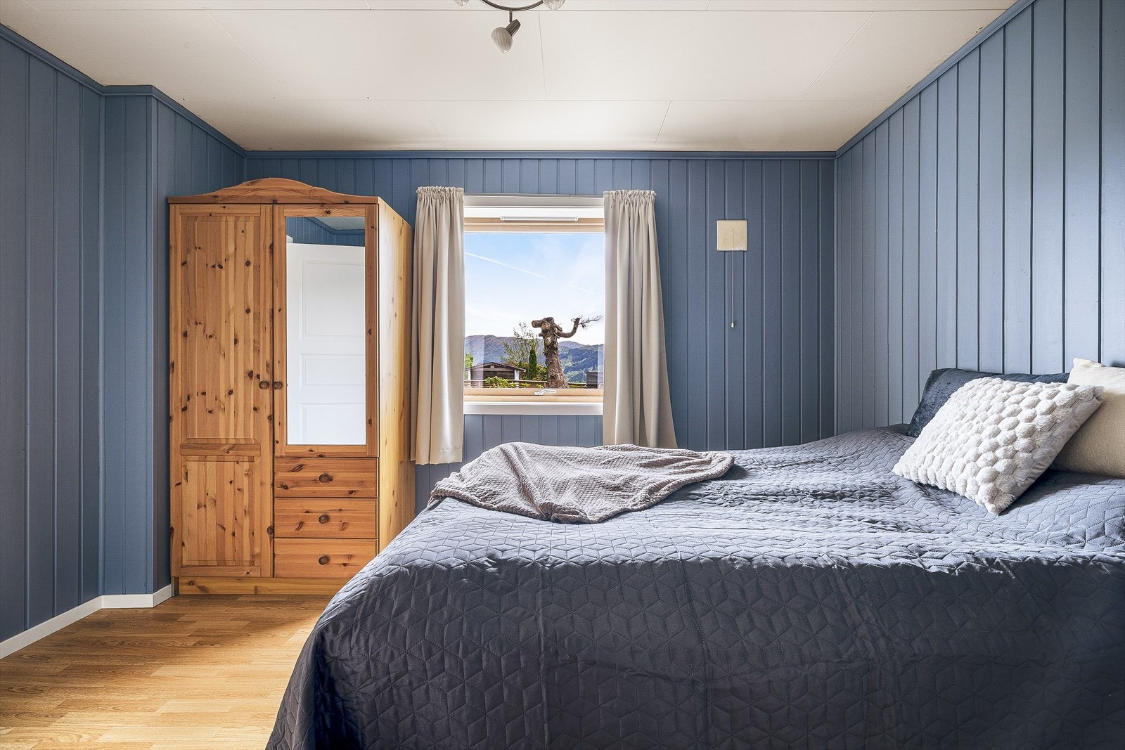 Vinduet slipper inn godt med dagslys, og gjør rommet til en lys og trivelig plass å være. Galleribilde